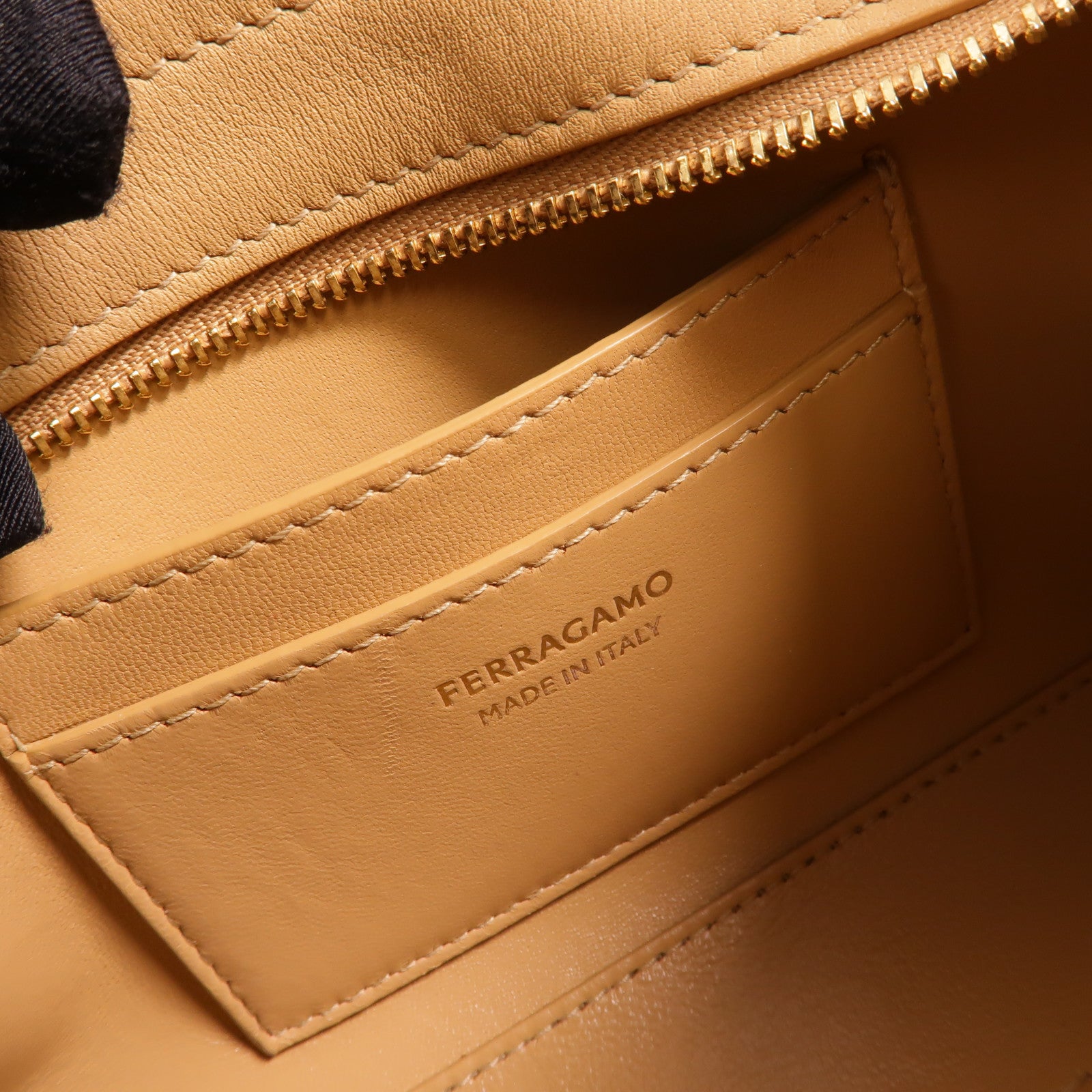 Salvatore Ferragamo 牛皮皮革Mini Hug肩背袋