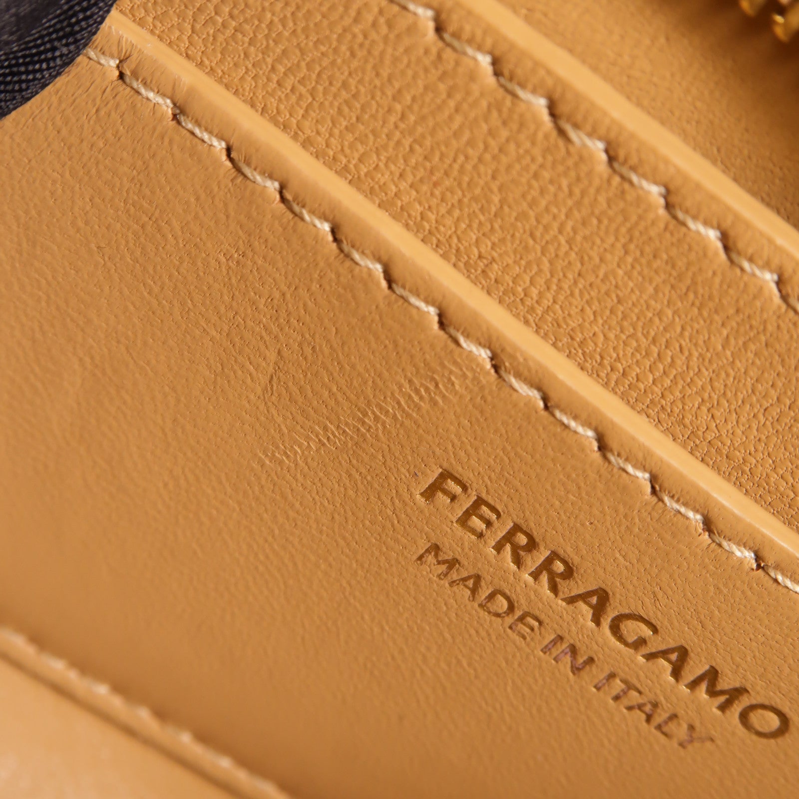 Salvatore Ferragamo 牛皮皮革Mini Hug肩背袋