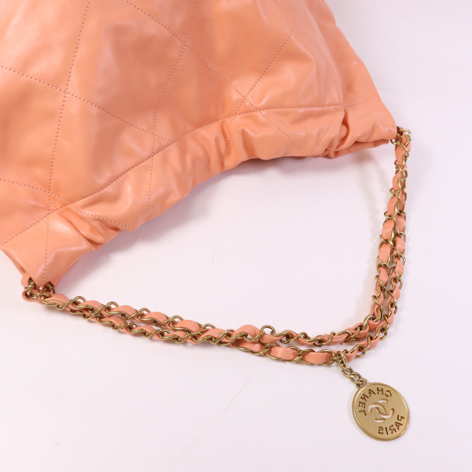 CHANEL 【激減優惠】牛皮皮革22 Medium金扣鏈帶肩背袋