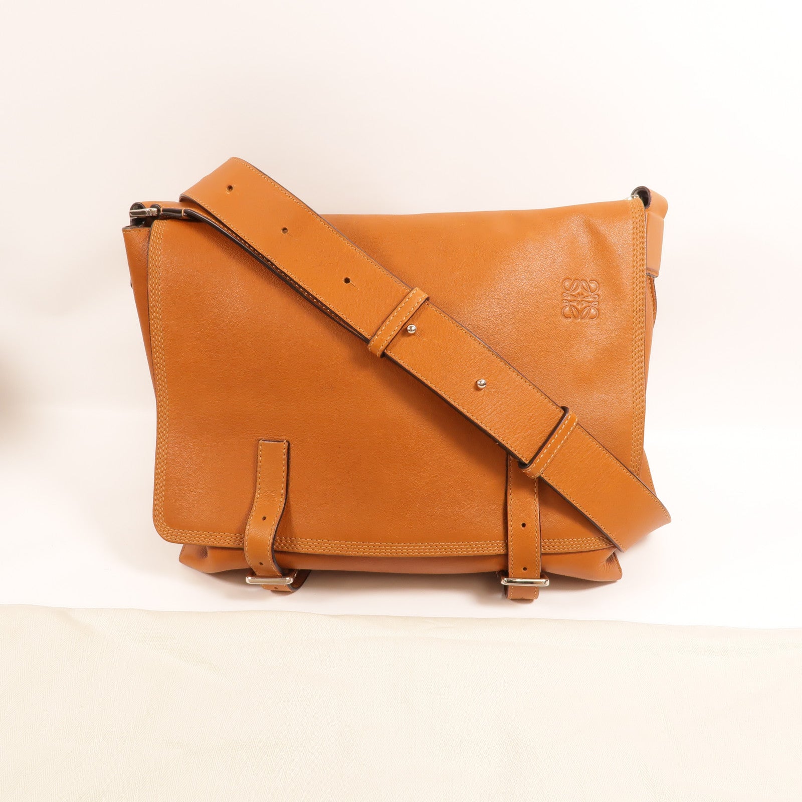 LOEWE 牛皮皮革Military Messenger Bag肩背袋