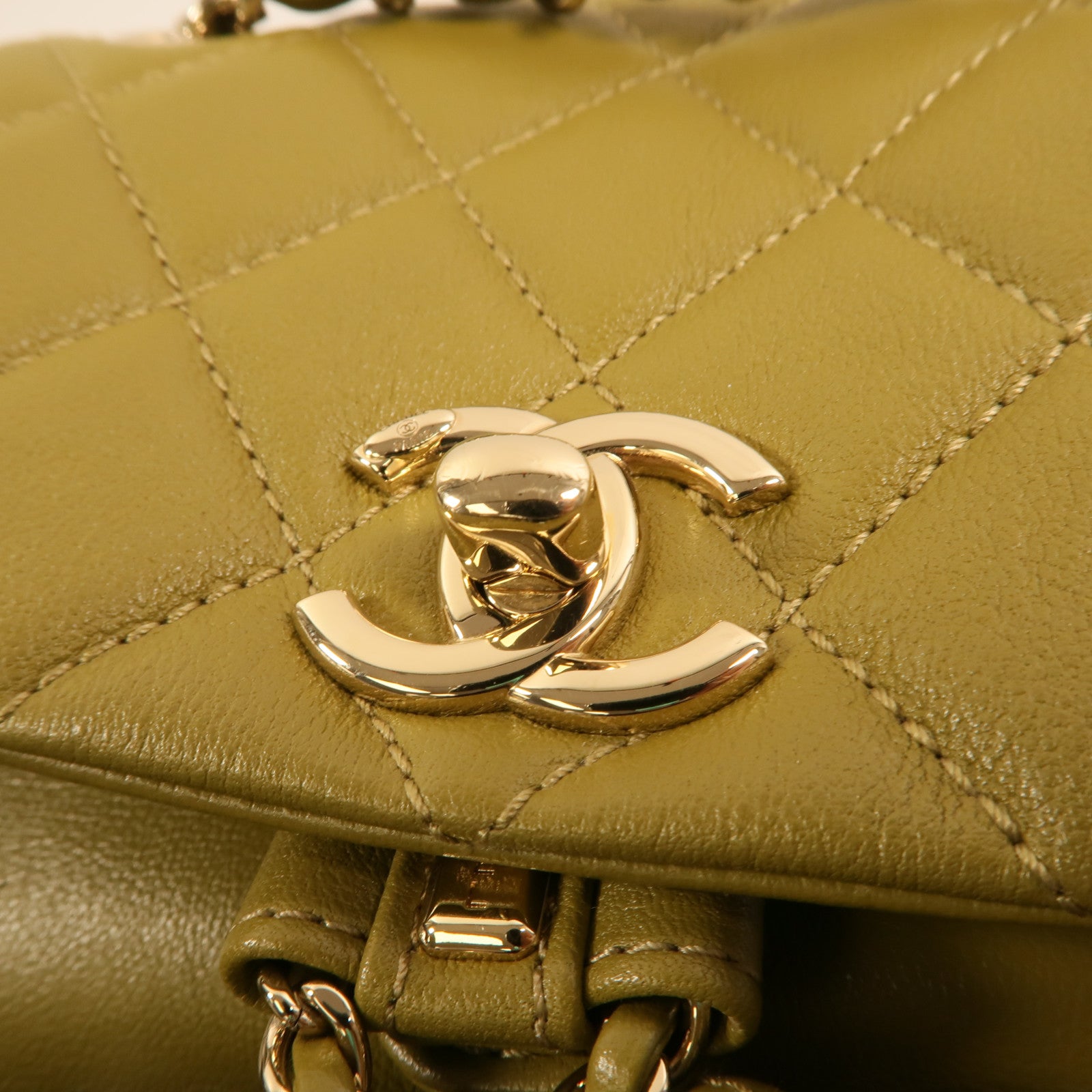 CHANEL 牛皮皮革Duma金扣背包