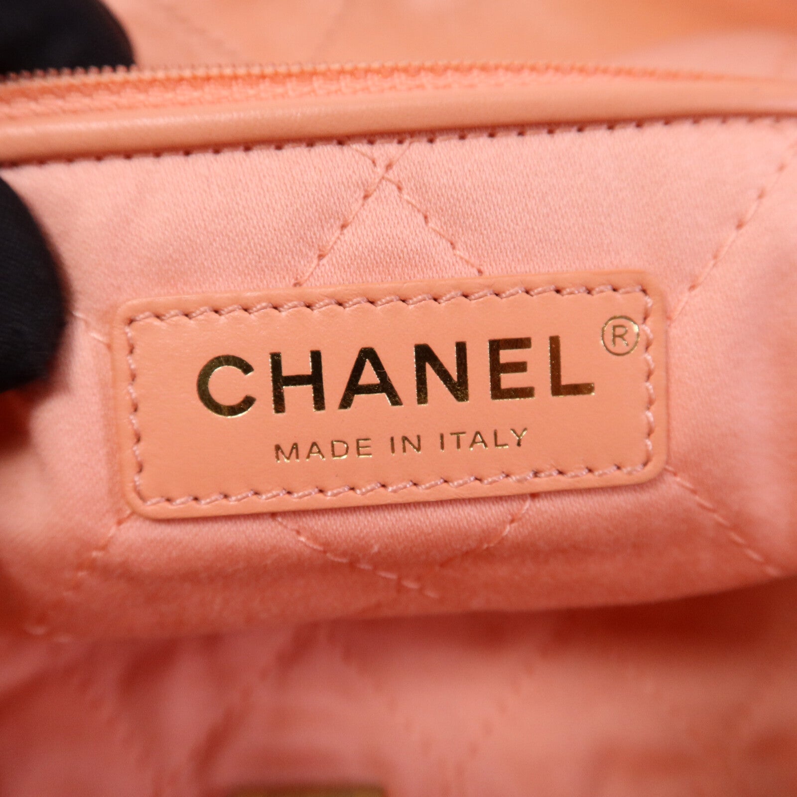 CHANEL 【激減優惠】牛皮皮革22 Medium金扣鏈帶肩背袋