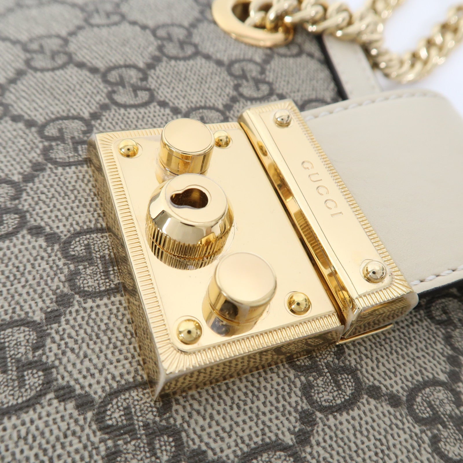 GUCCI 塗層帆布Padlock GG Small金扣鏈帶肩背袋啡色/白色