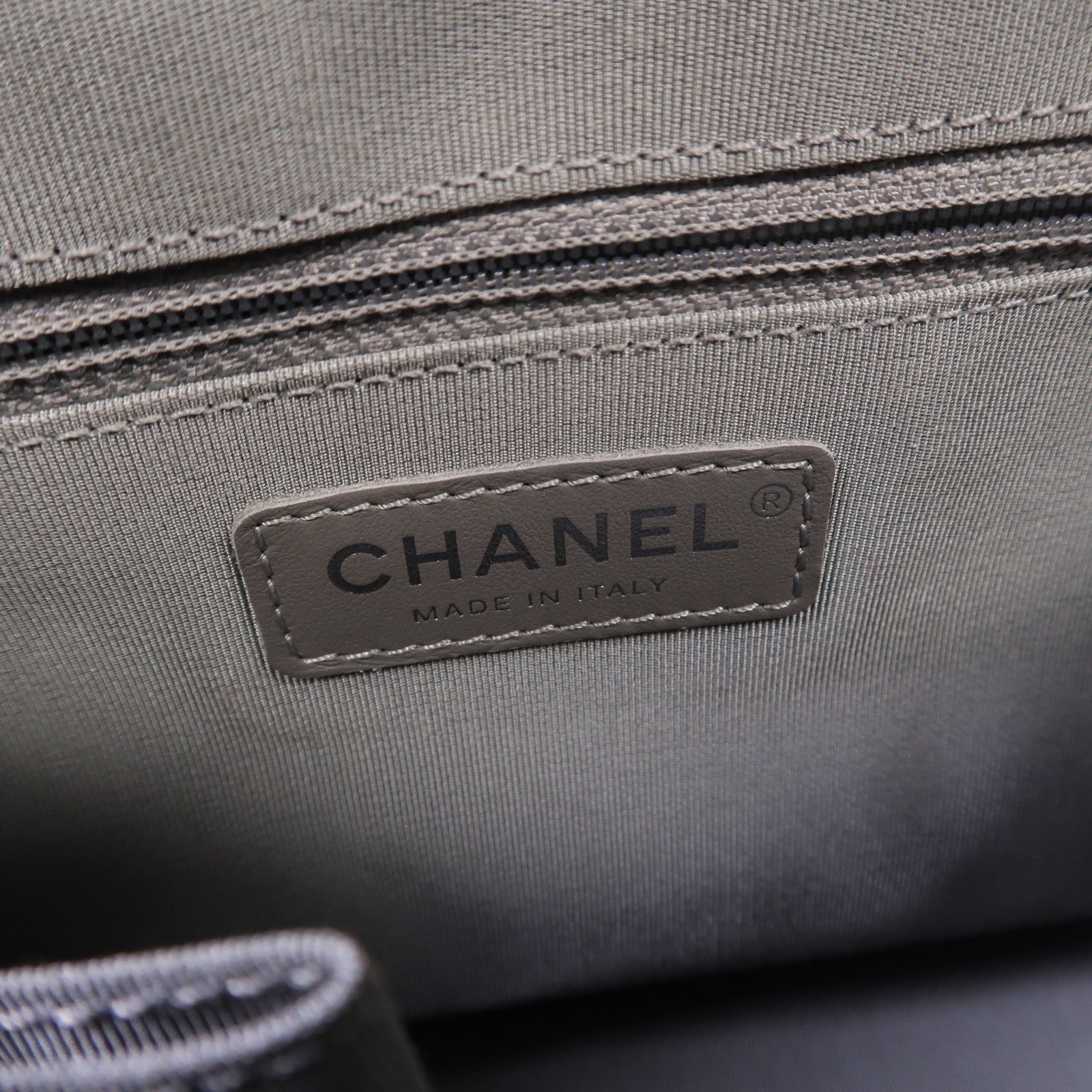CHANEL 菱格牛皮皮革Gabrielle Medium鏈帶肩背袋灰色
