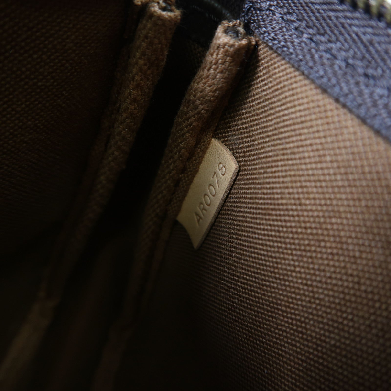 LOUIS VUITTON Monogram Pochette Accessoires金扣手挽袋啡色