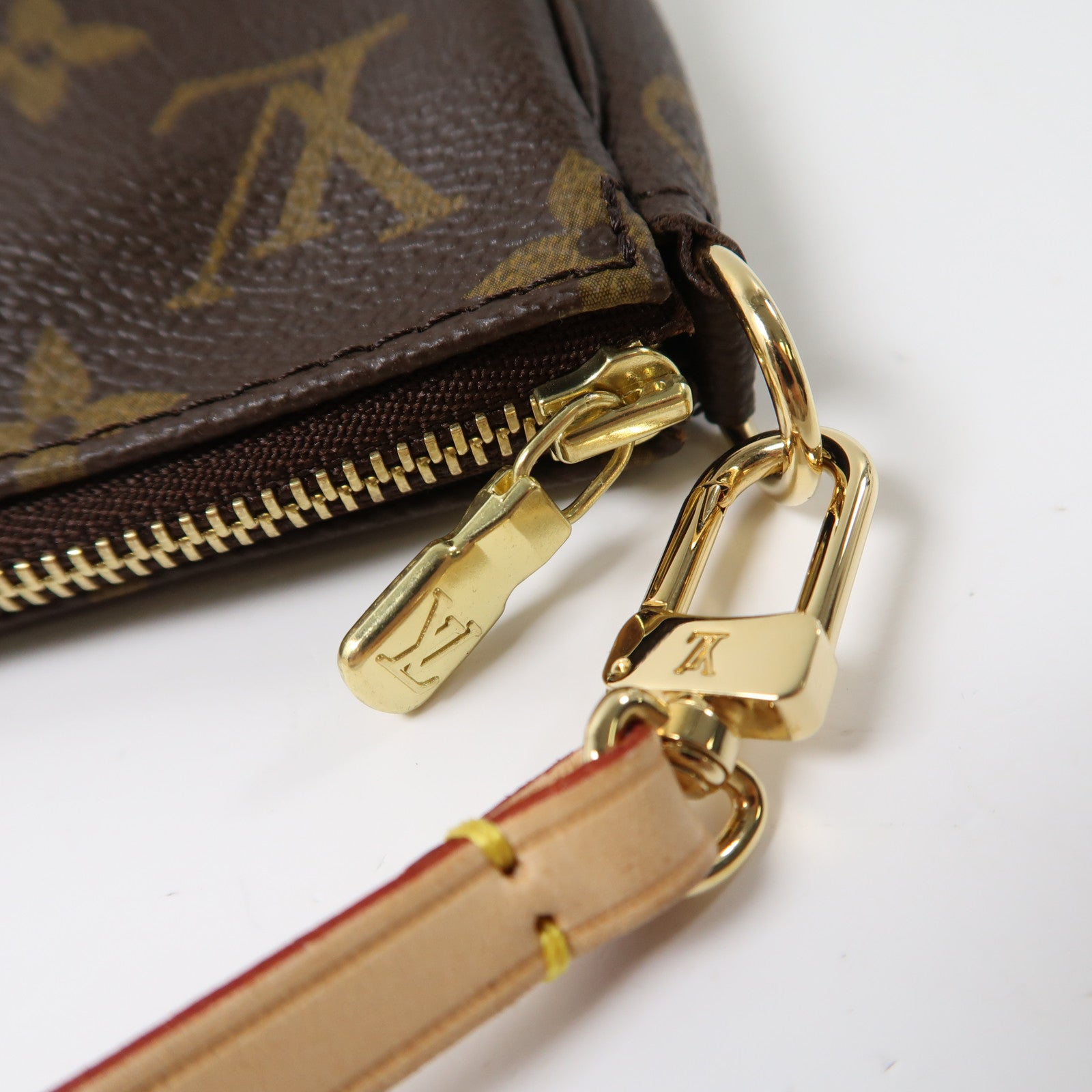 LOUIS VUITTON Monogram Pochette Accessoires金扣手挽袋啡色