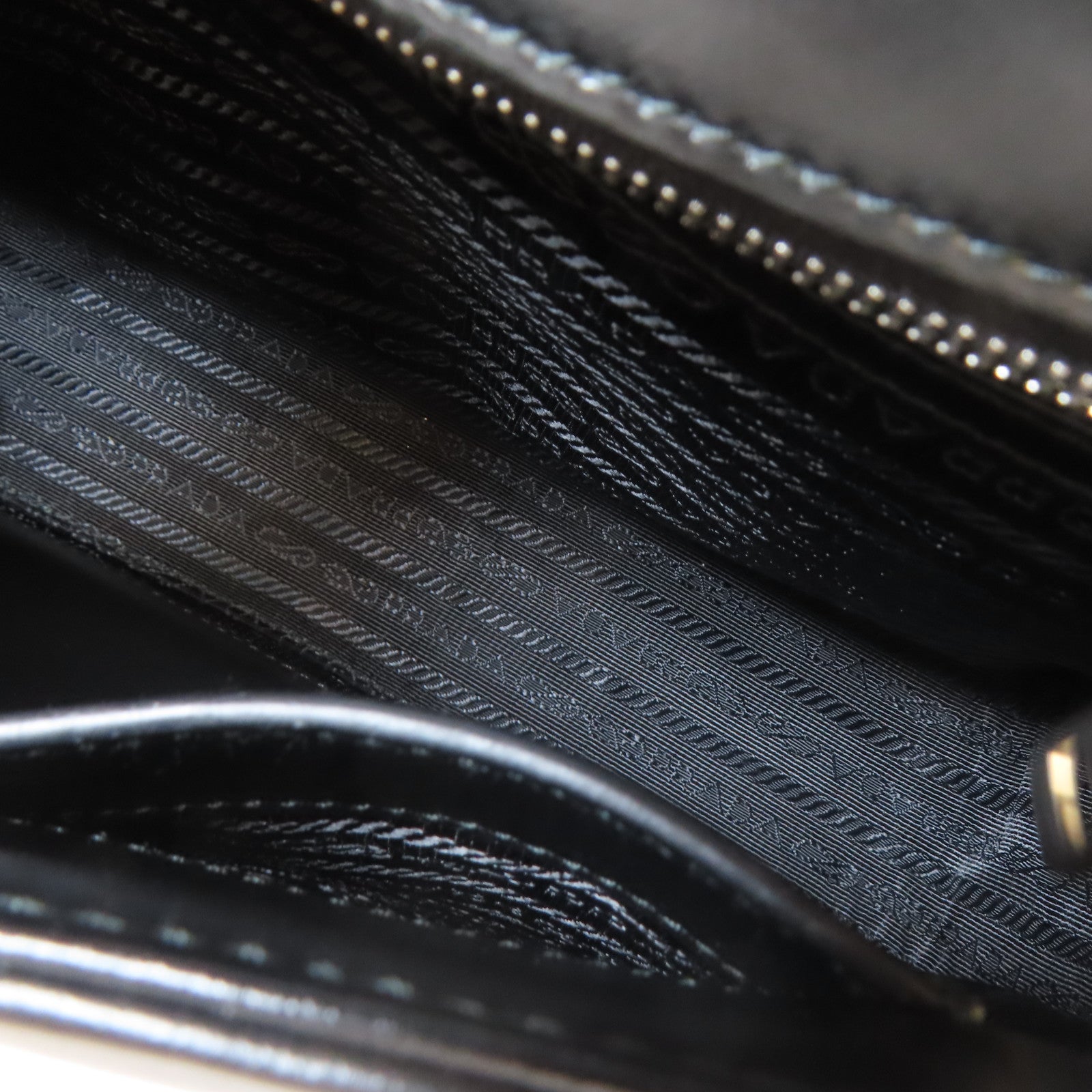 PRADA 牛皮皮革Chain Shoulder Bag銀扣鏈帶肩背袋黑色
