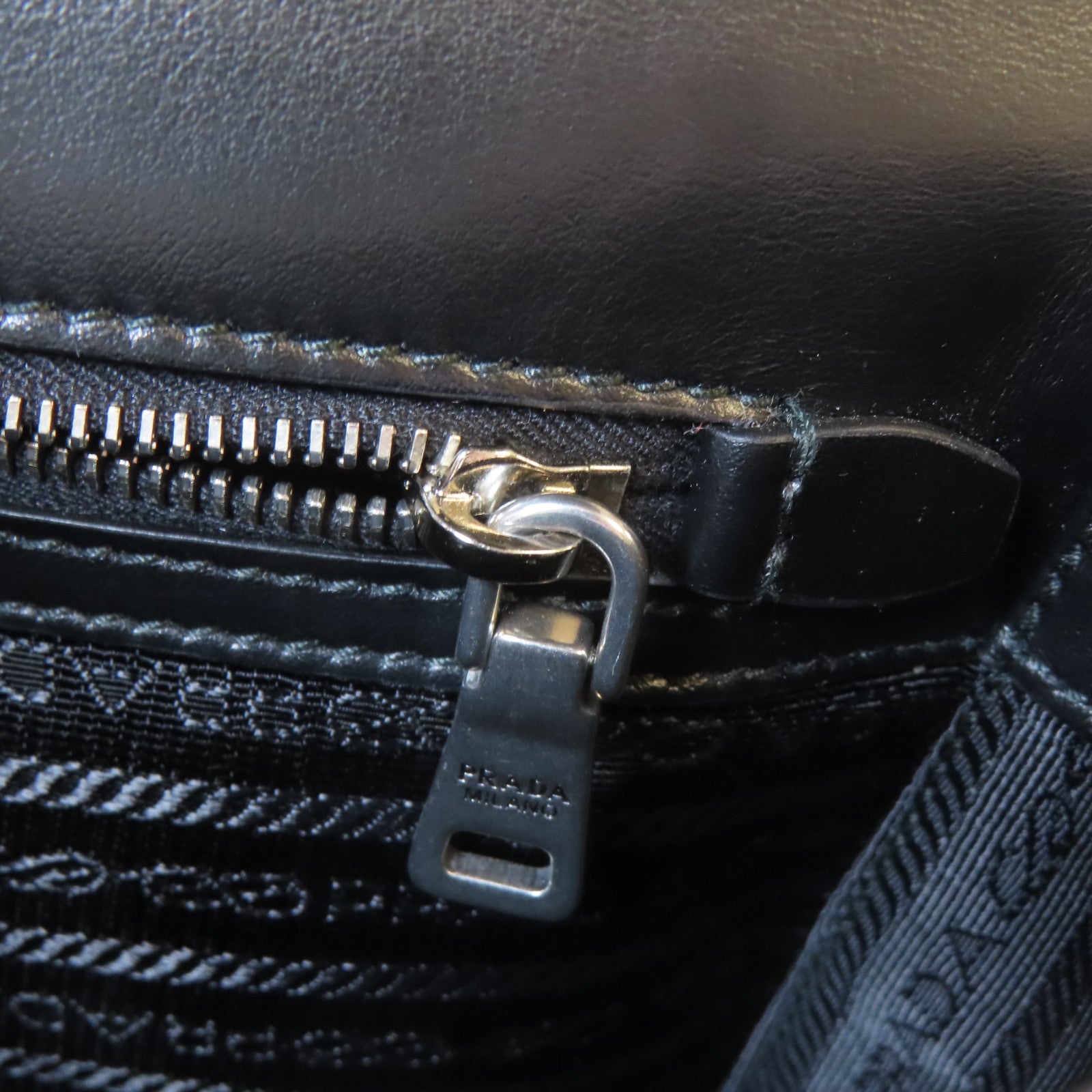PRADA 牛皮皮革Chain Shoulder Bag銀扣鏈帶肩背袋黑色