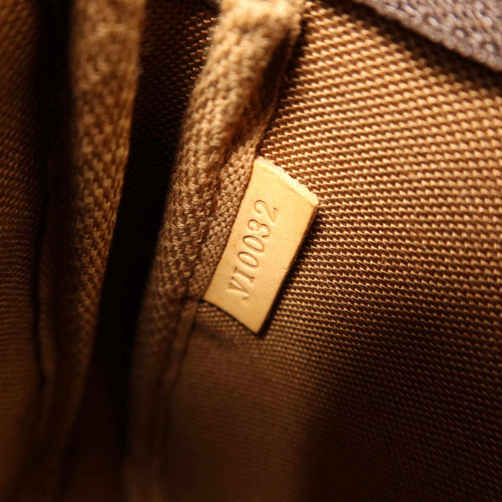 LOUIS VUITTON Monogram Pochette Accessoires金扣手挽袋棕色