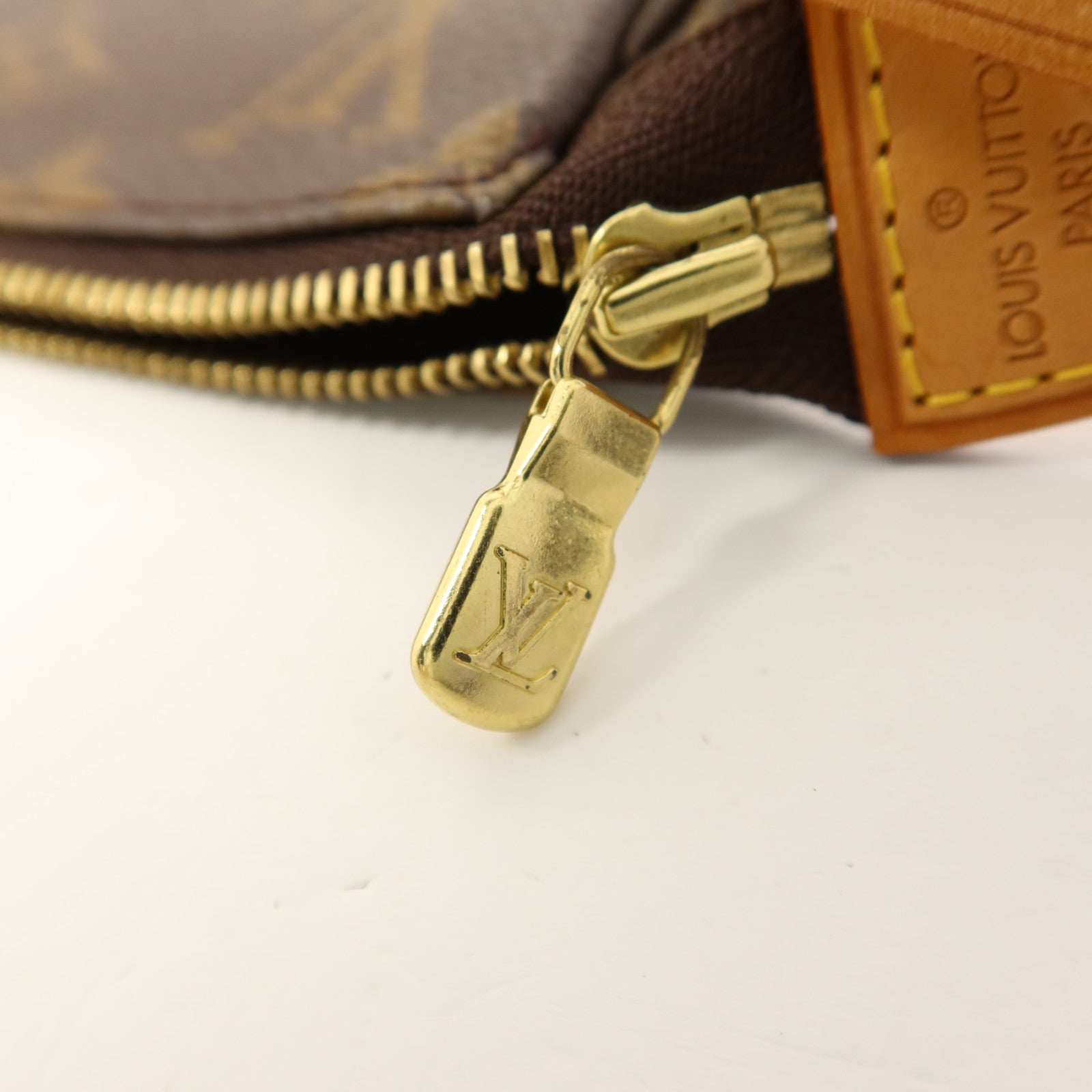 LOUIS VUITTON Monogram Pochette Accessoires金扣手挽袋棕色