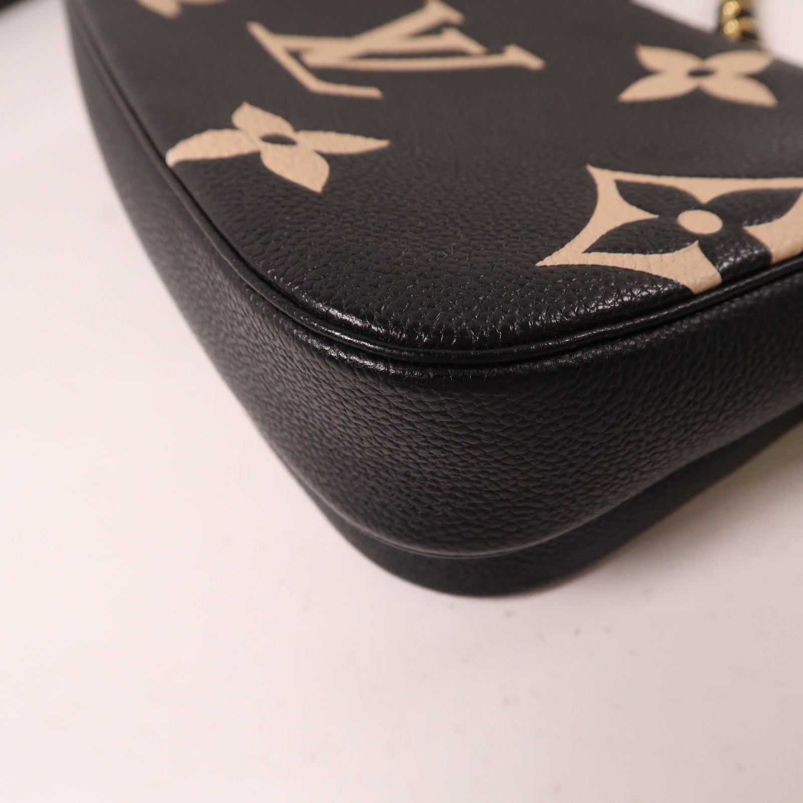 LOUIS VUITTON Monogram Empreinte Multi Pochette Accessoires金扣肩背袋黑色