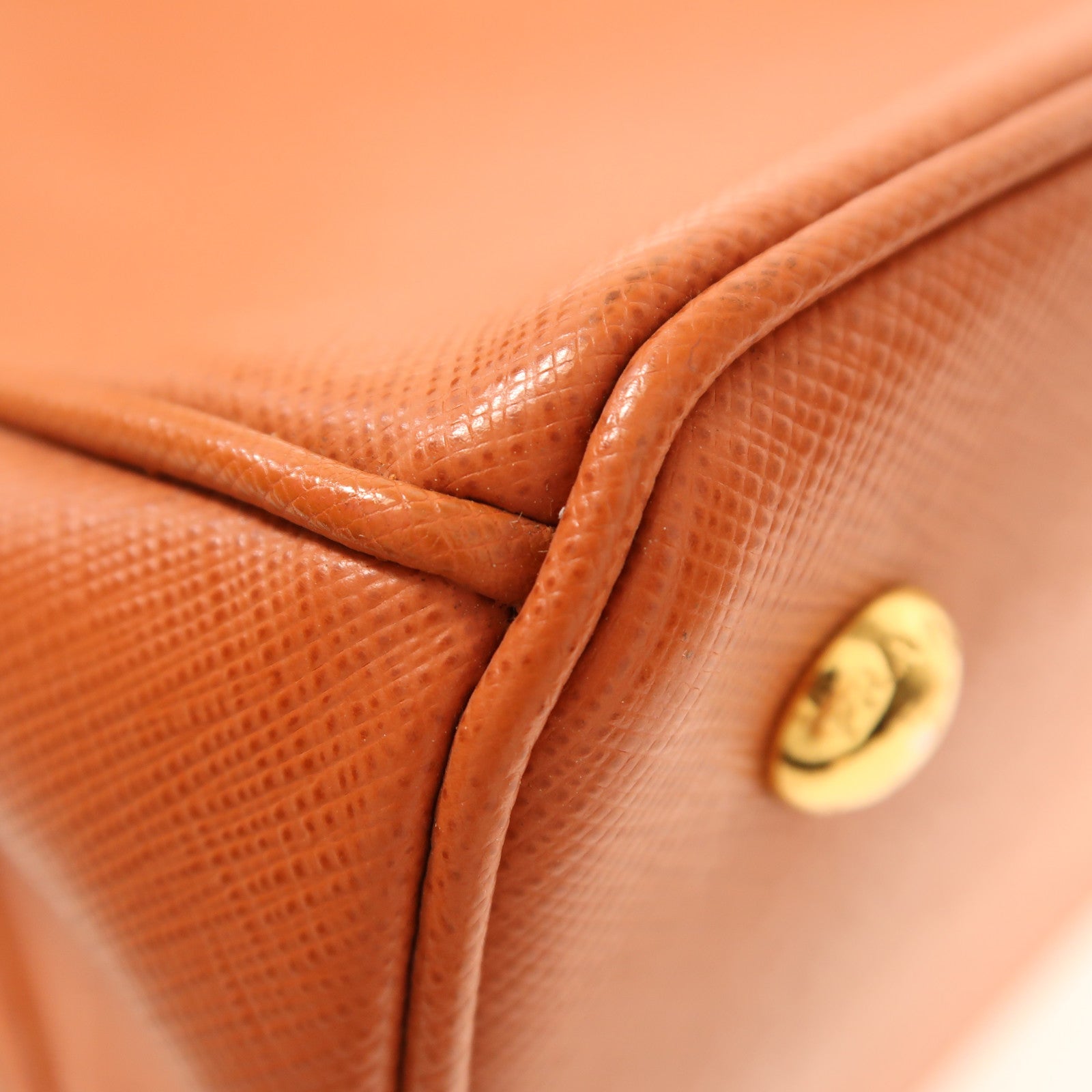 PRADA 牛皮皮革Saffiano Lux金扣手挽肩背兩用袋