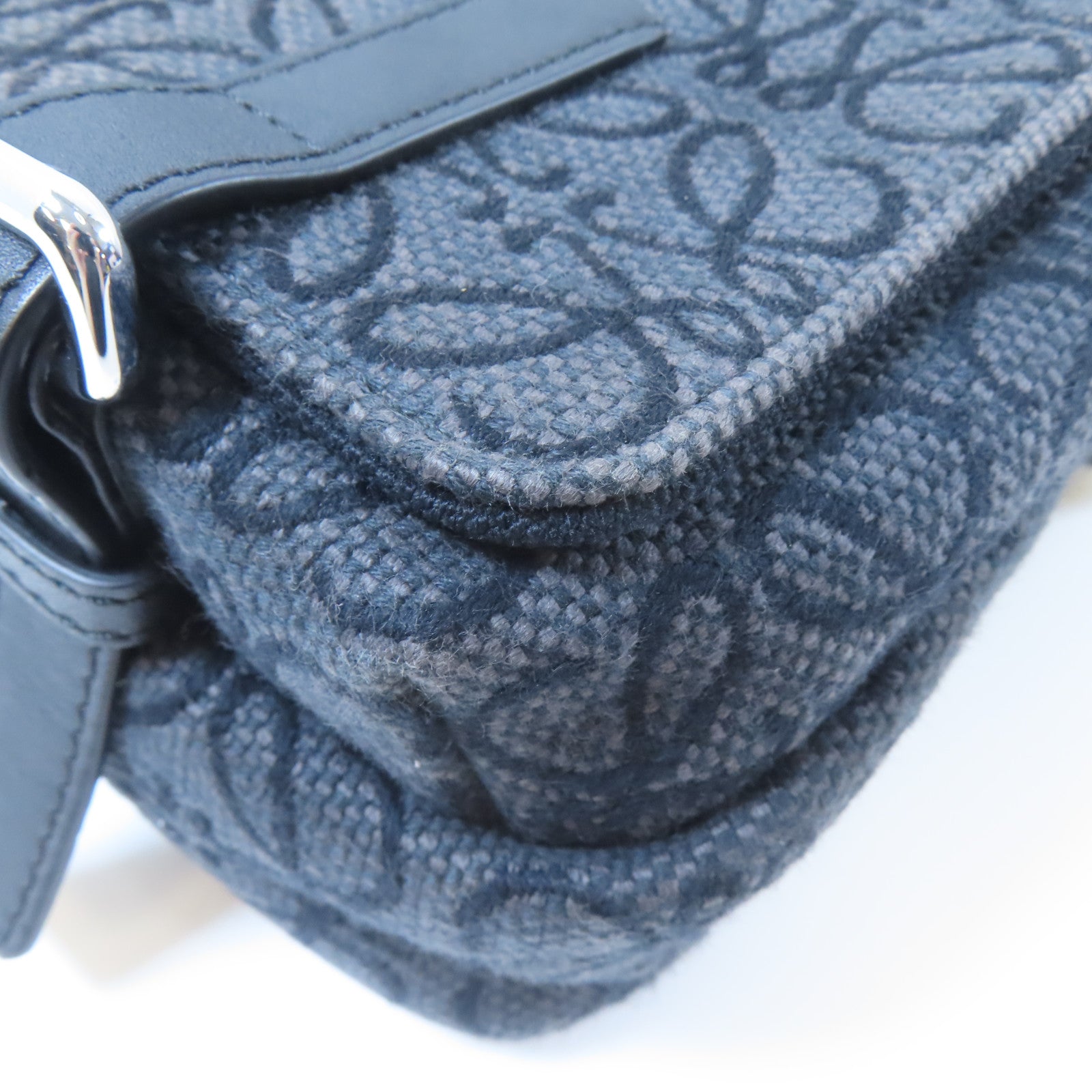 LOEWE 帆布Messenger Bag銀扣肩背袋黑色