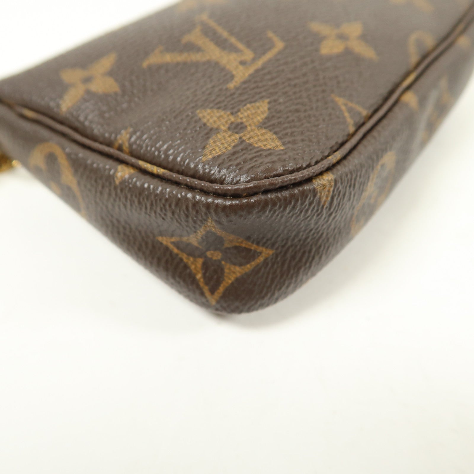 LOUIS VUITTON Monogram Mini Pochette Accessoires金扣手挽袋棕色