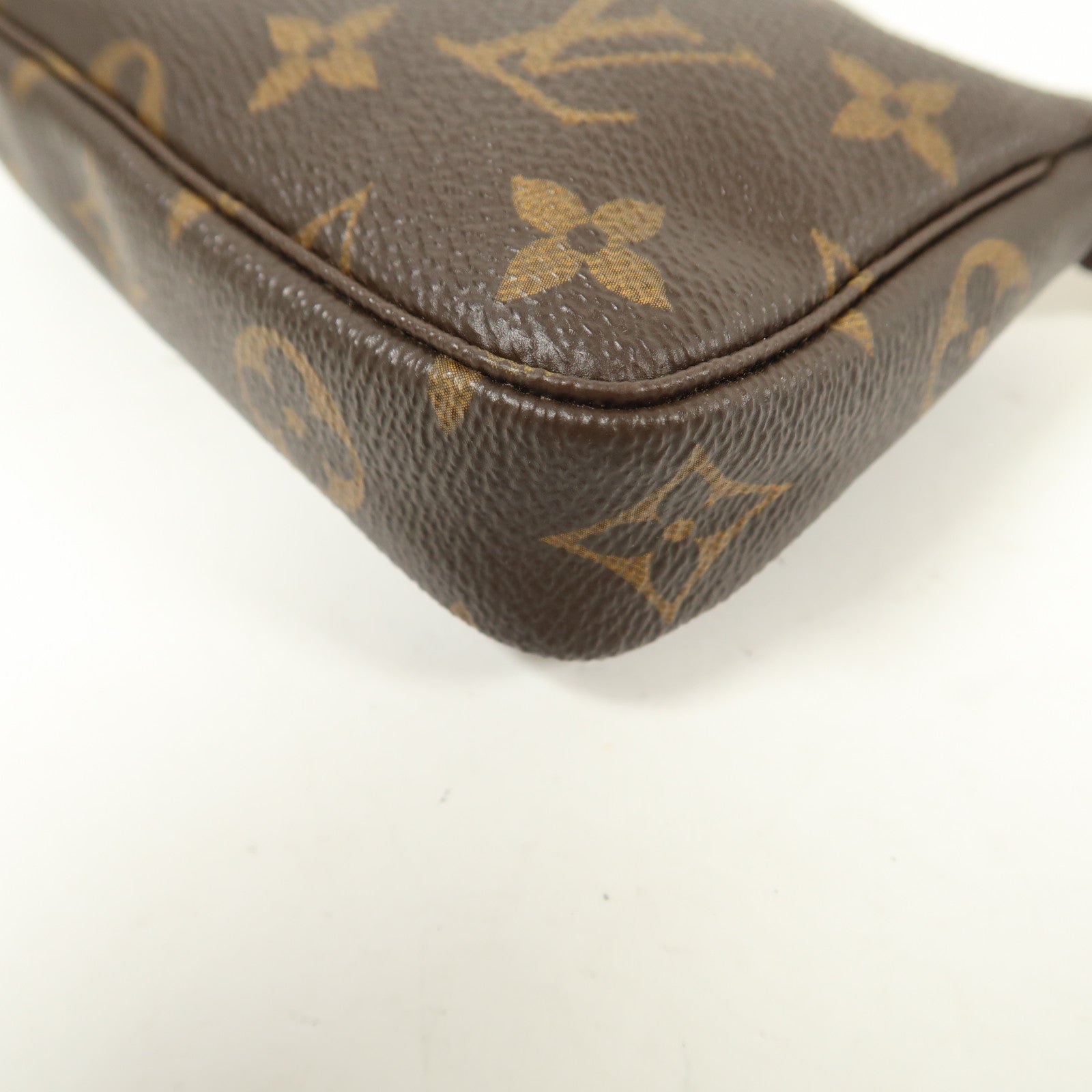 LOUIS VUITTON Monogram Mini Pochette Accessoires金扣手挽袋棕色