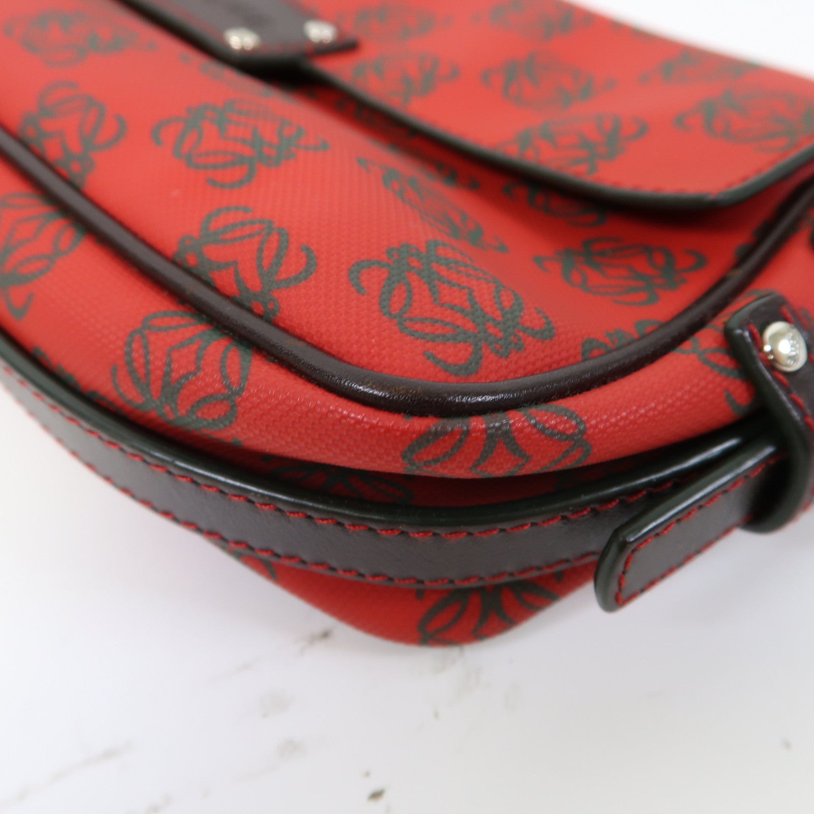 LOEWE 塗層帆布Shoulder Bag銀扣肩背袋紅色