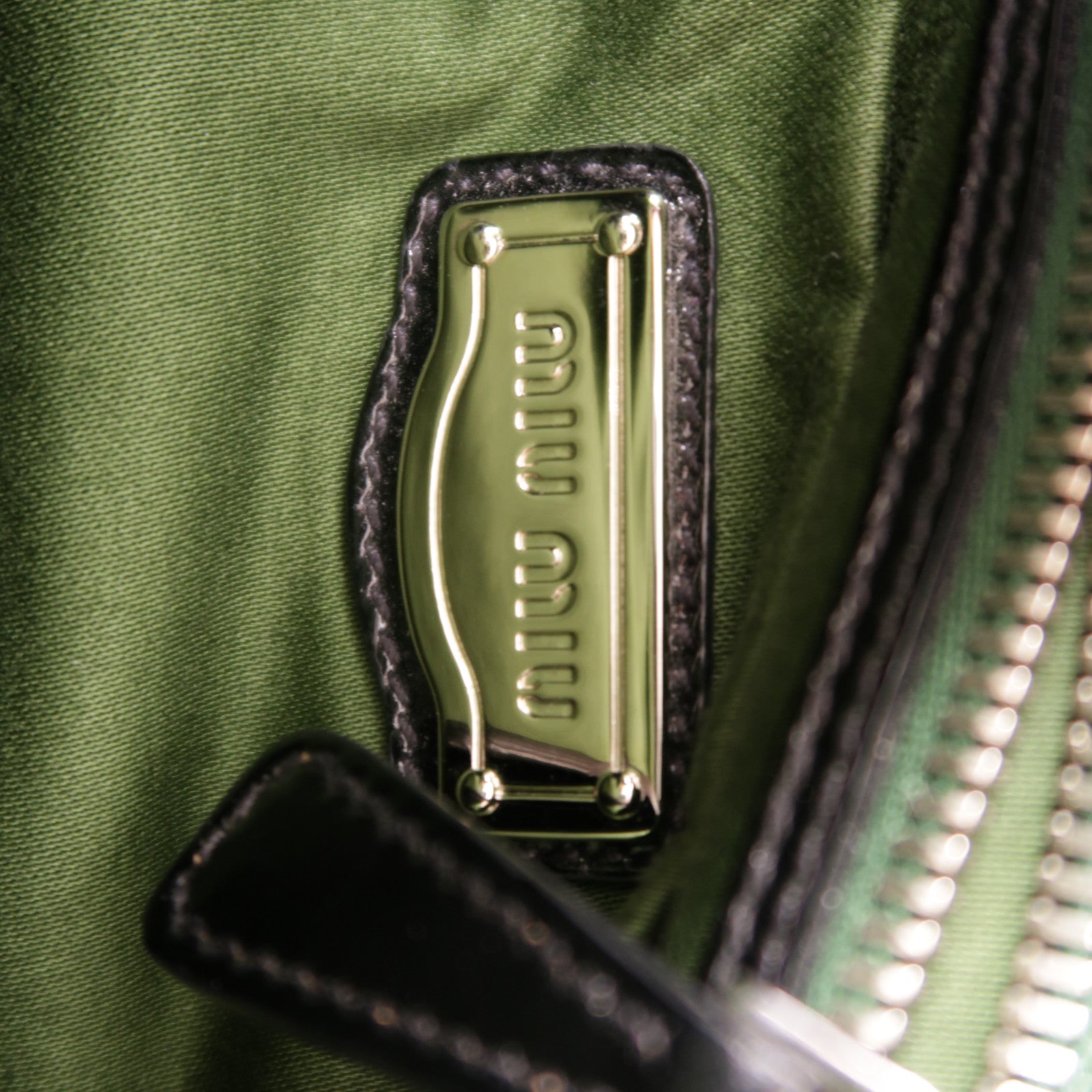 Miu Miu 漆皮皮革Hand Bag銀扣手挽袋