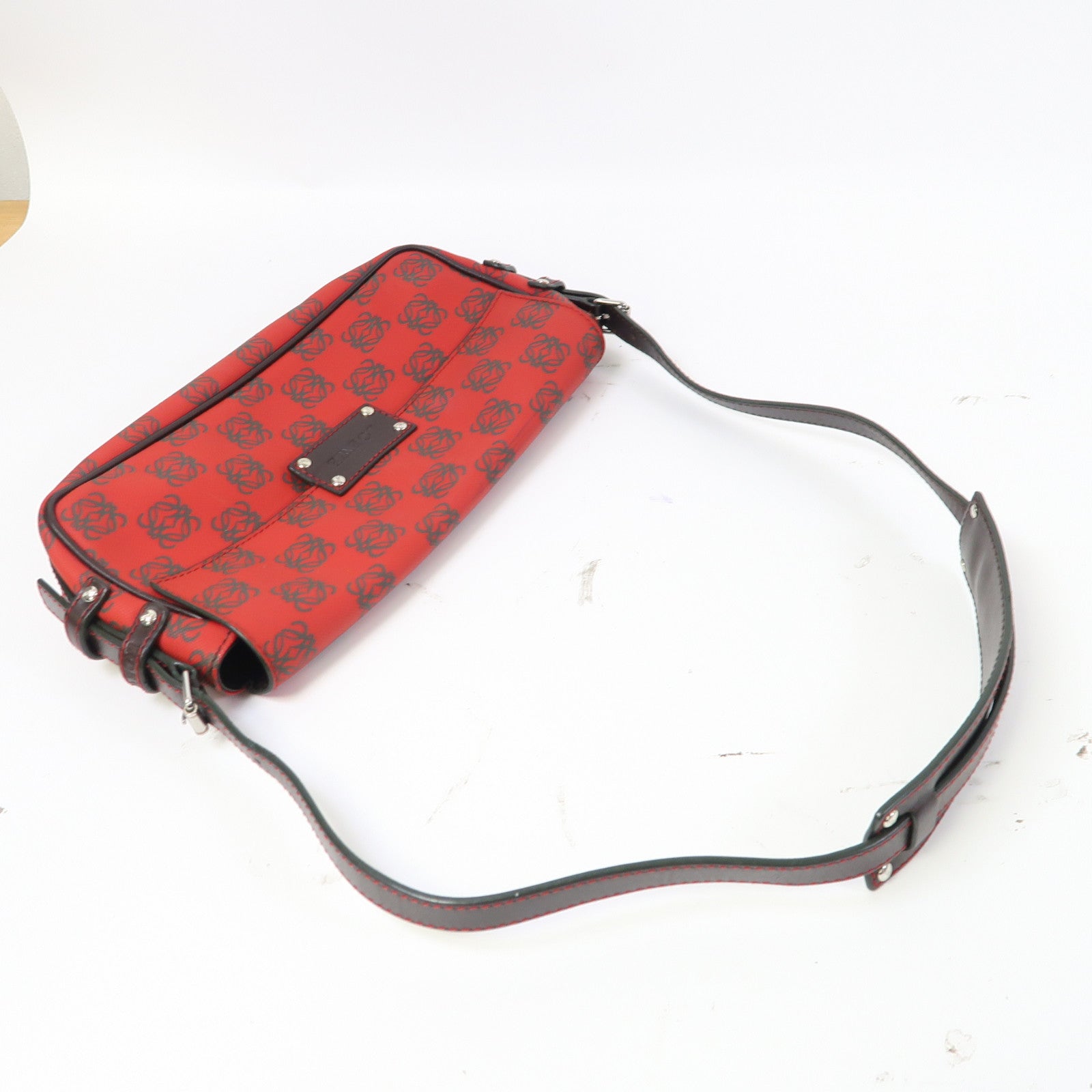 LOEWE 塗層帆布Shoulder Bag銀扣肩背袋紅色