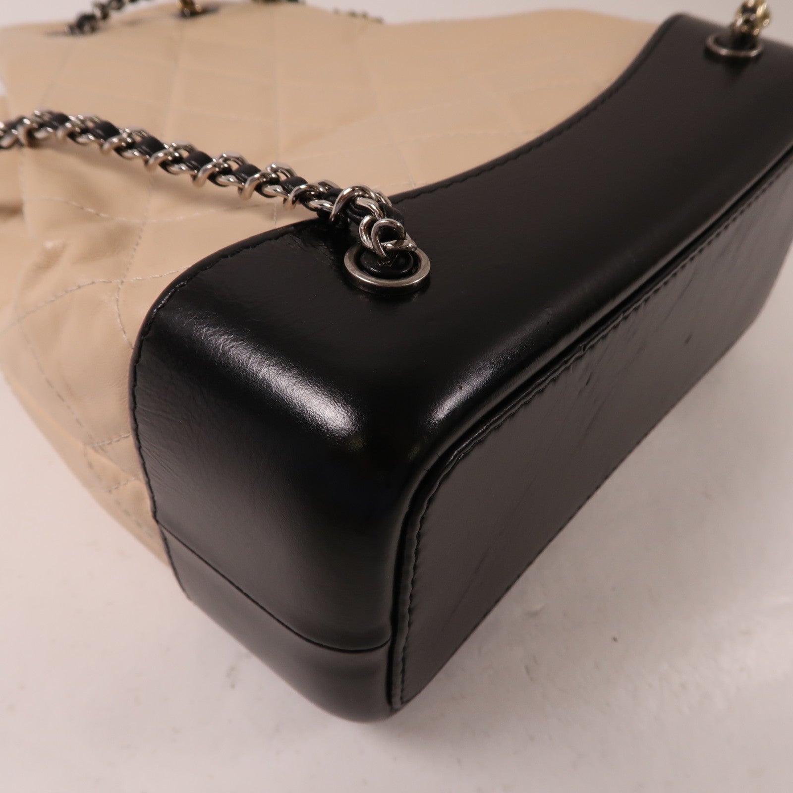 CHANEL 牛皮皮革Gabrielle Rucksack銀扣/金扣鏈帶背包米色/黑色