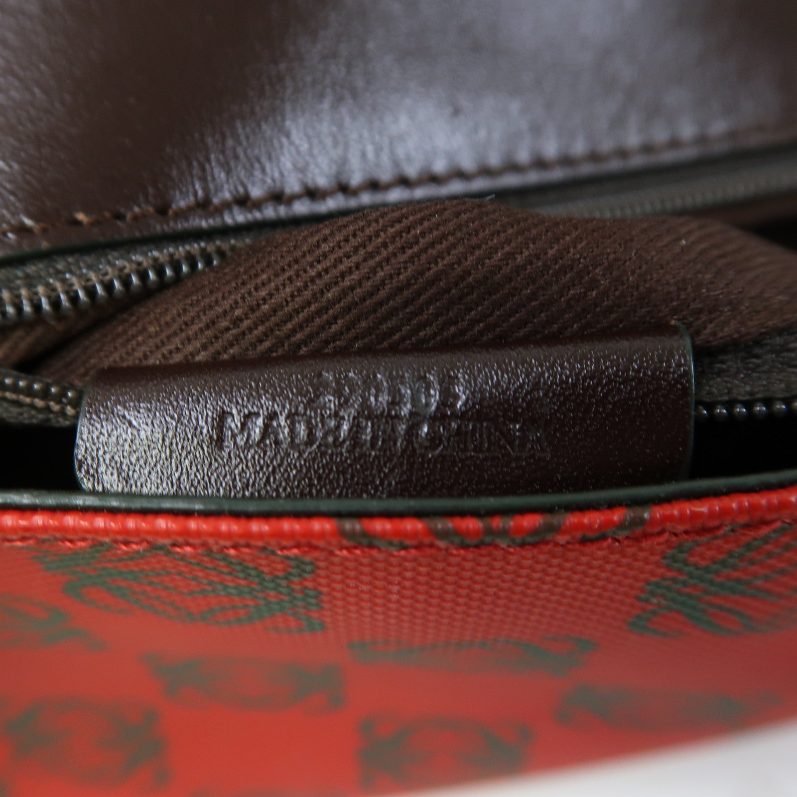 LOEWE 塗層帆布Shoulder Bag銀扣肩背袋紅色