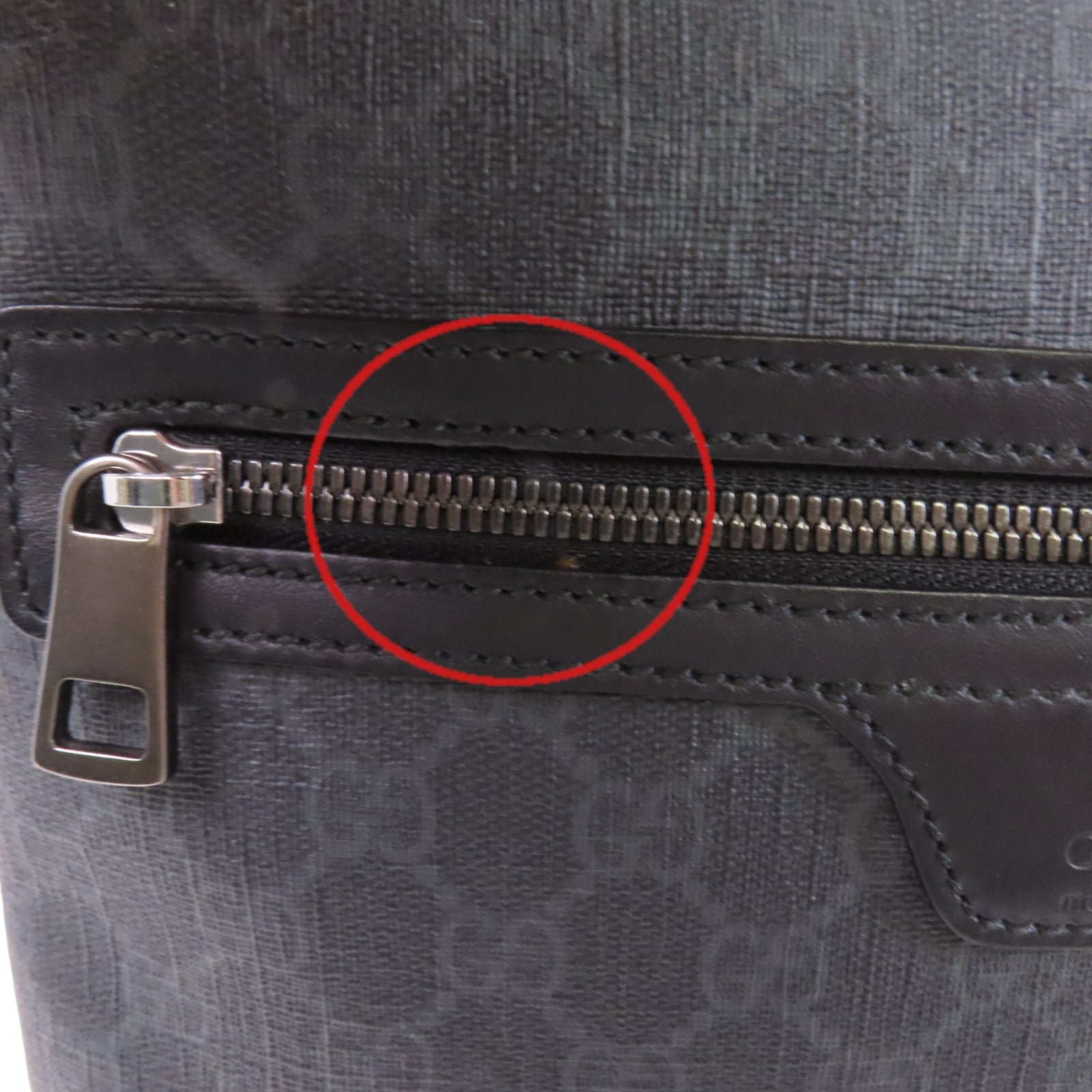 GUCCI 塗層帆布GG Supreme Messenger銀扣肩背袋