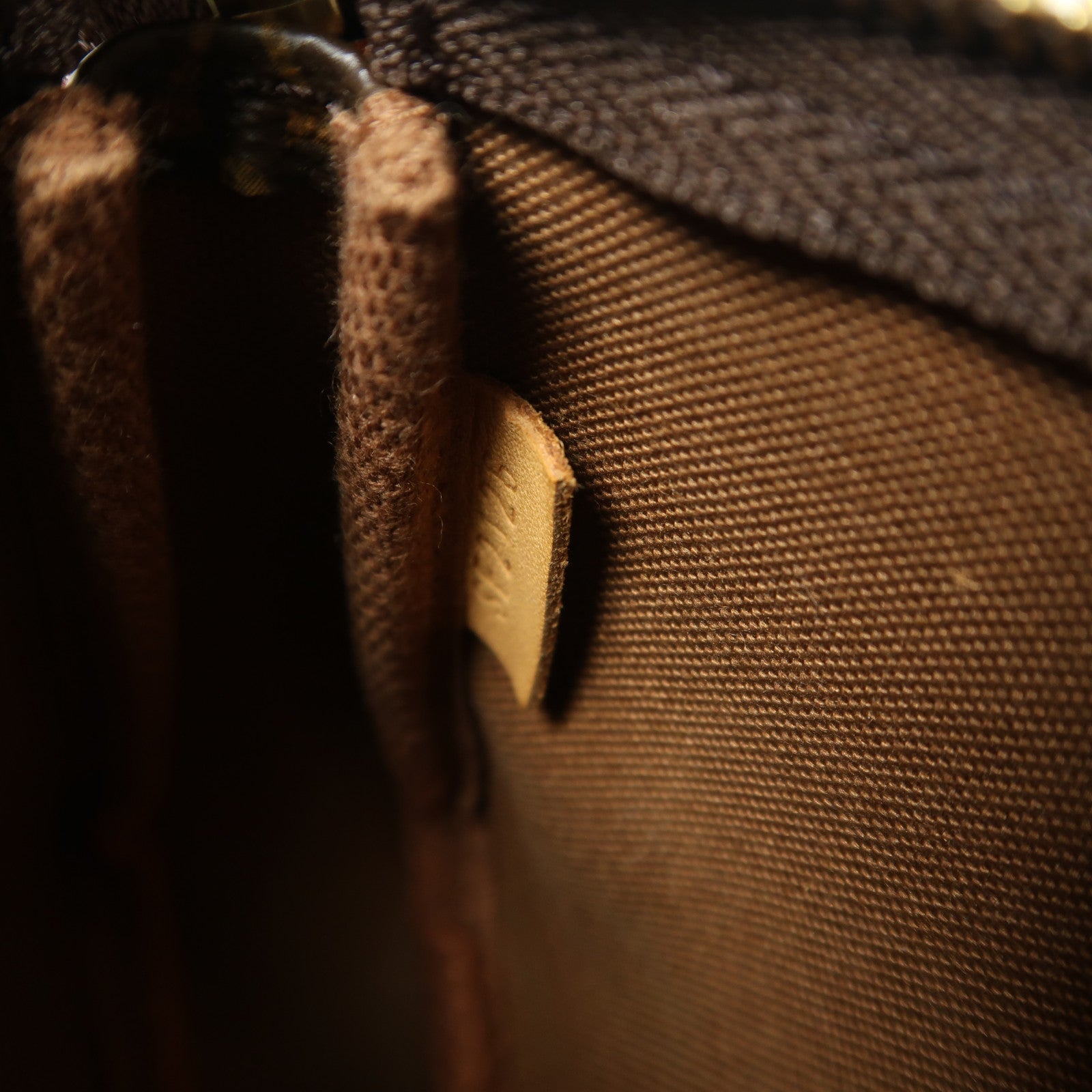 LOUIS VUITTON Monogram Mini Pochette Accessoires金扣手挽袋棕色