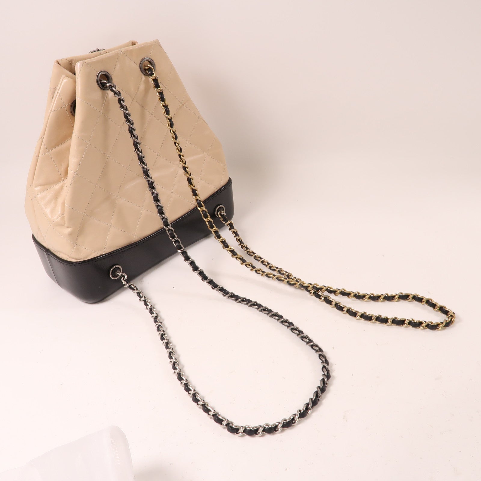 CHANEL 牛皮皮革Gabrielle Rucksack銀扣/金扣鏈帶背包米色/黑色