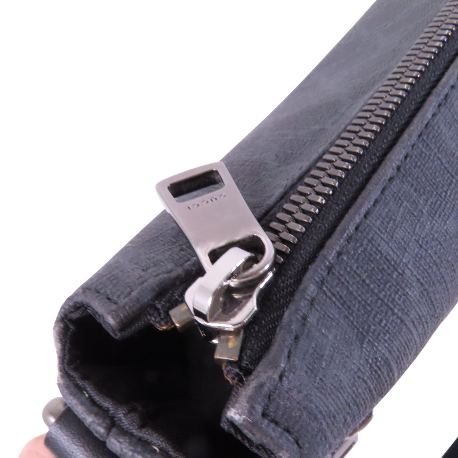 GUCCI 塗層帆布GG Supreme Messenger銀扣肩背袋