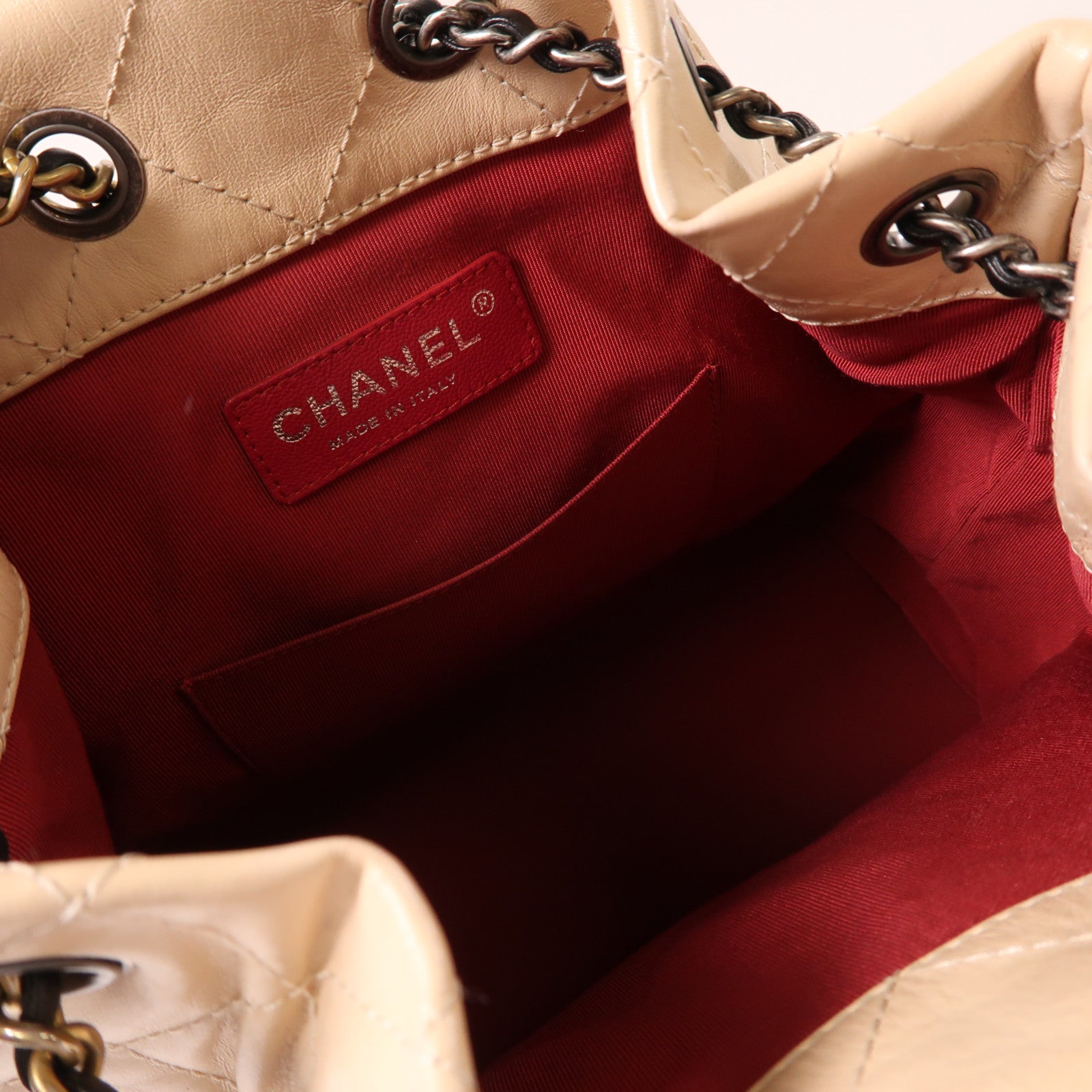 CHANEL 牛皮皮革Gabrielle Rucksack銀扣/金扣鏈帶背包米色/黑色