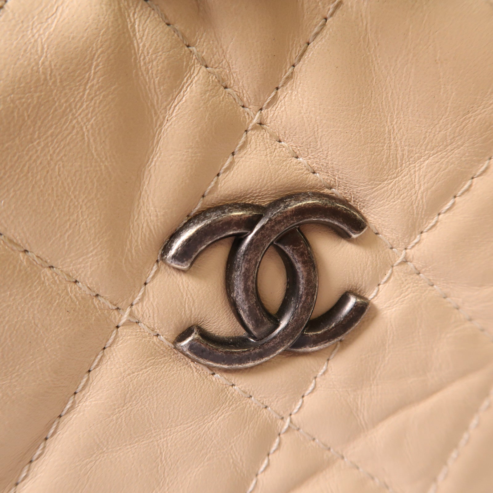 CHANEL 牛皮皮革Gabrielle Rucksack銀扣/金扣鏈帶背包米色/黑色