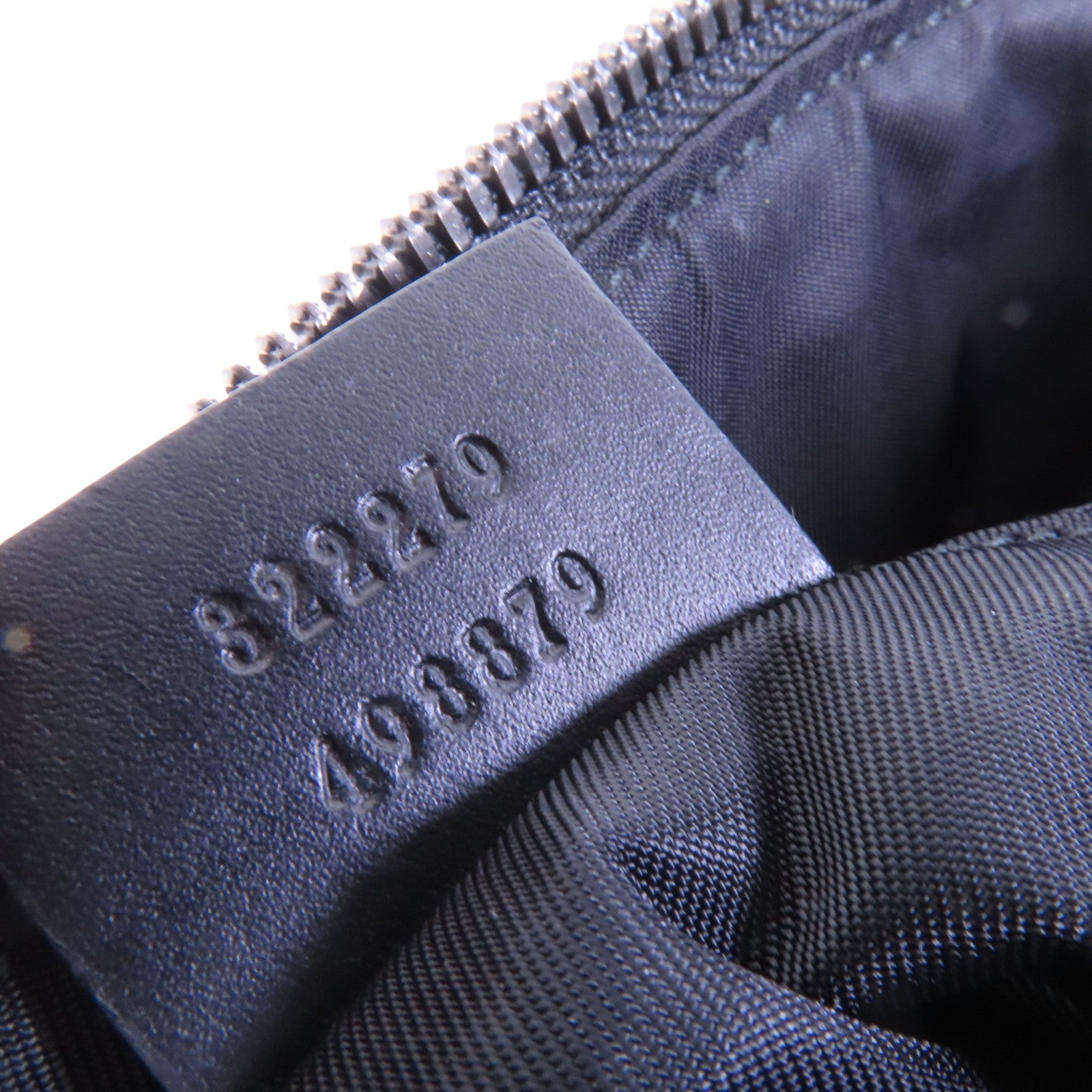 GUCCI 塗層帆布GG Supreme Messenger銀扣肩背袋