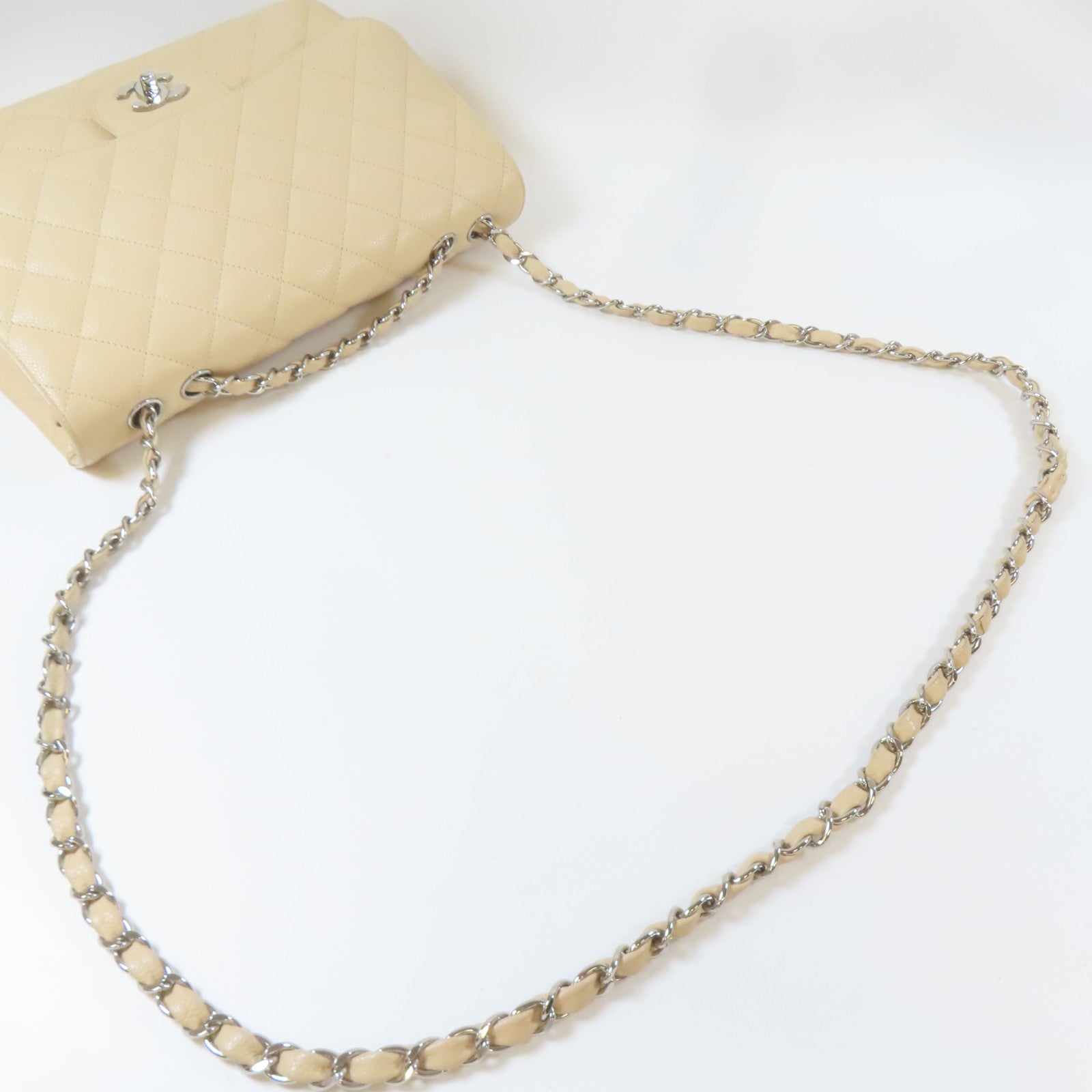 CHANEL 菱格Caviar皮革Jumbo Chain Shoulder Bag銀扣鏈帶肩背袋米色