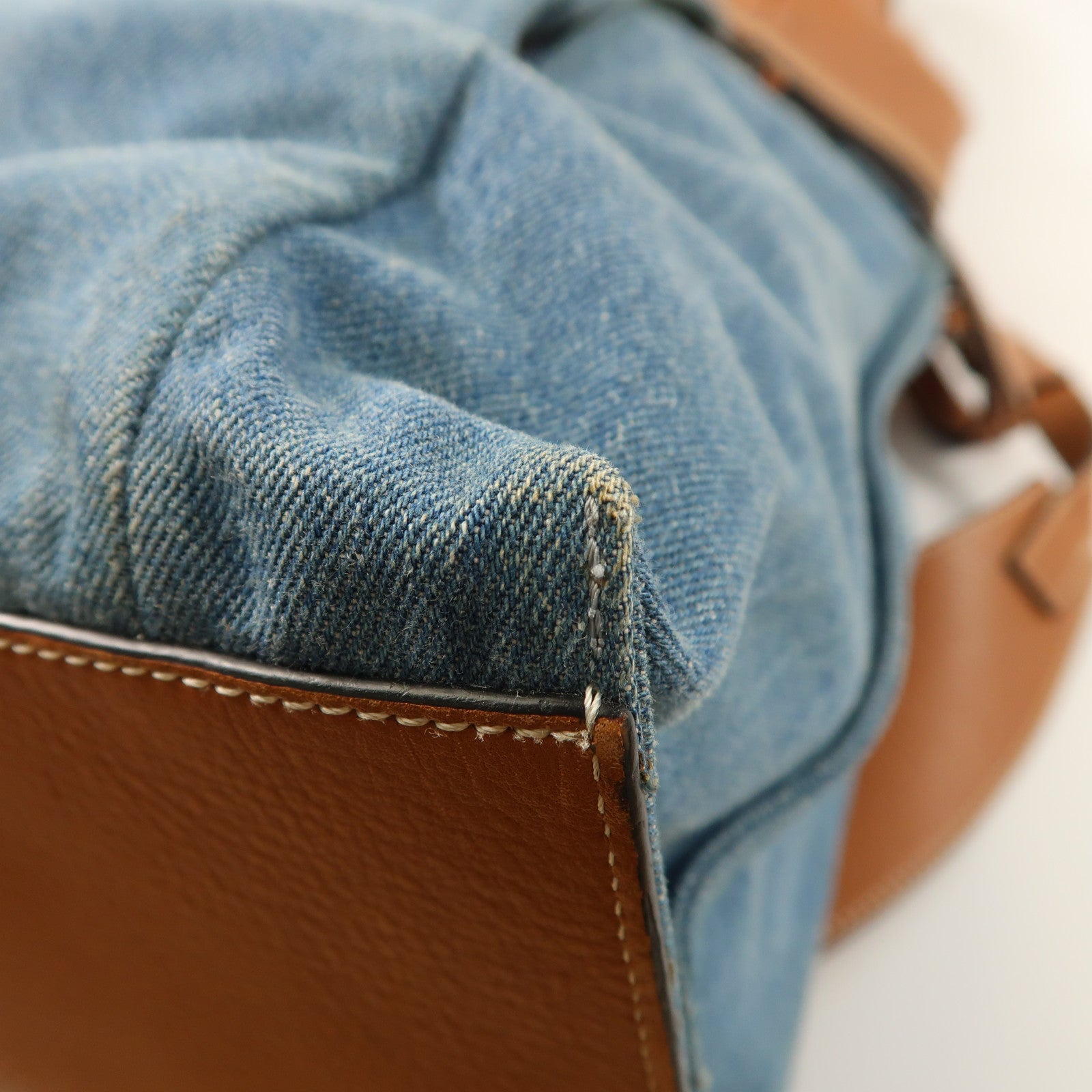 LOEWE 牛仔布/牛皮皮革Rucksack銀扣背包