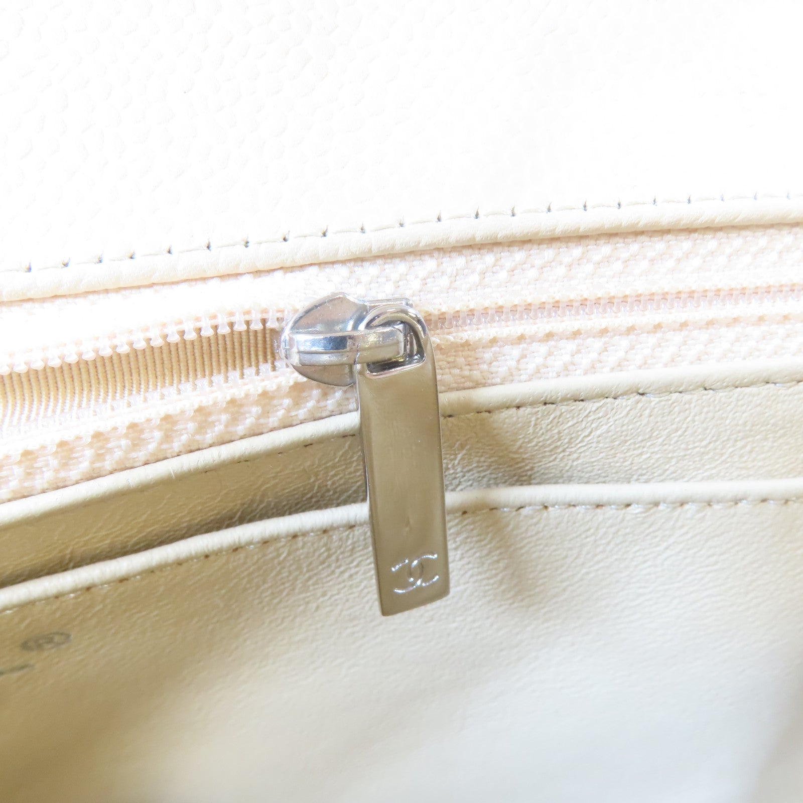 CHANEL 菱格Caviar皮革Jumbo Chain Shoulder Bag銀扣鏈帶肩背袋米色