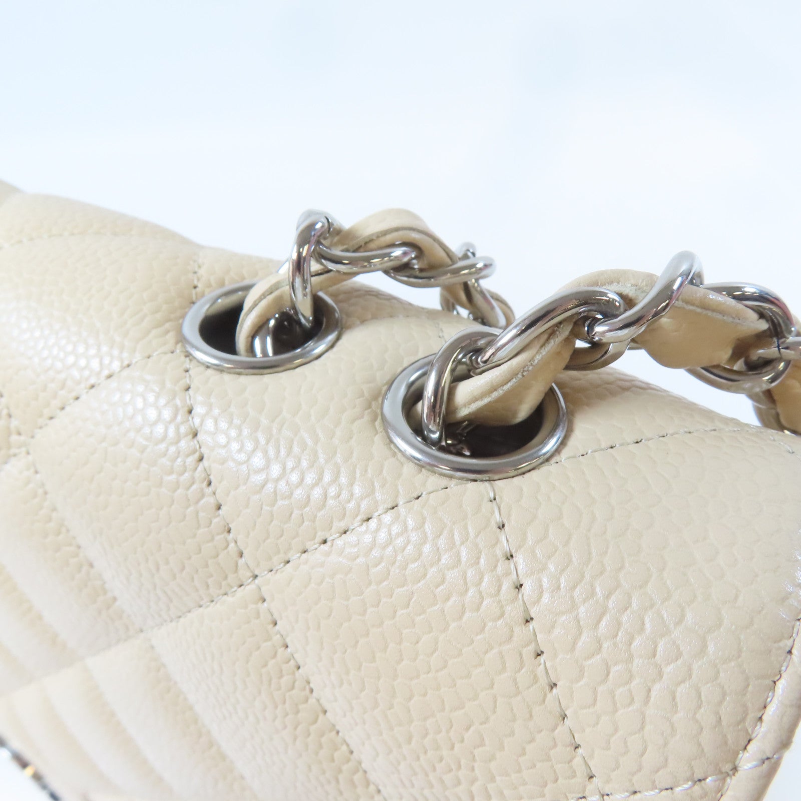 CHANEL 菱格Caviar皮革Jumbo Chain Shoulder Bag銀扣鏈帶肩背袋米色