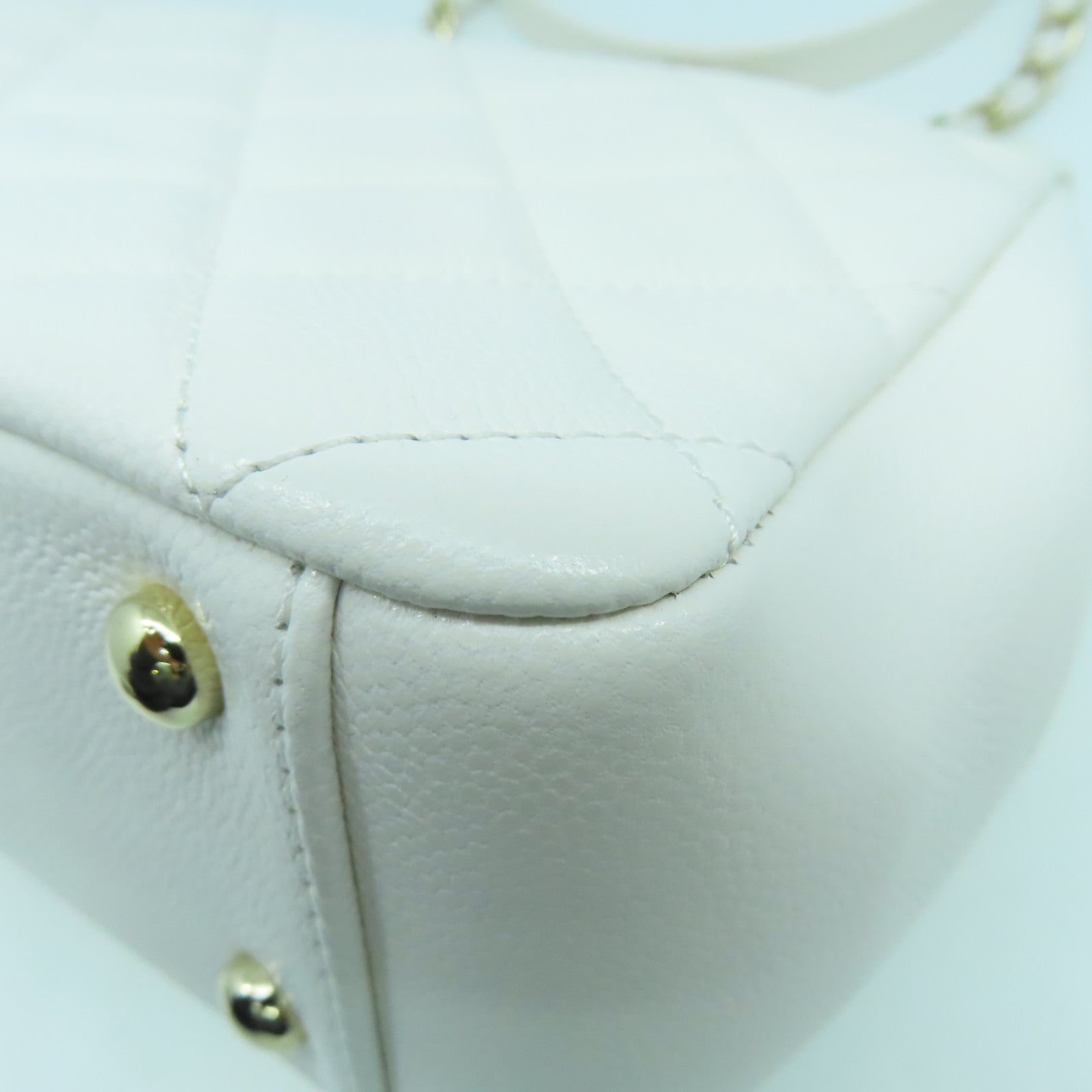 CHANEL 菱格Caviar皮革Business Affinity Bag金扣鏈帶手挽肩背兩用袋白色