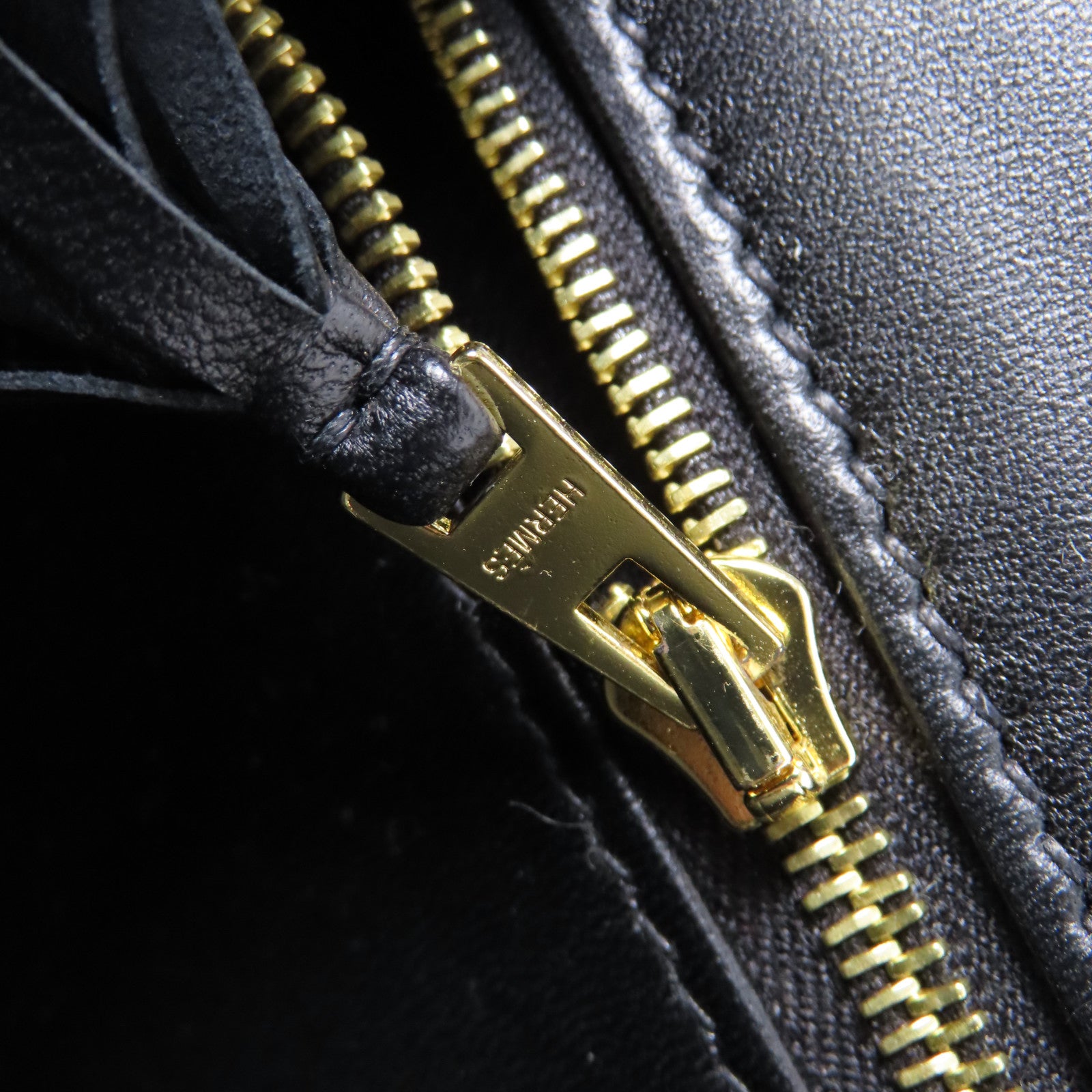 HERMES 蜥蝪皮革Constance 24金扣肩背袋Noir黑色