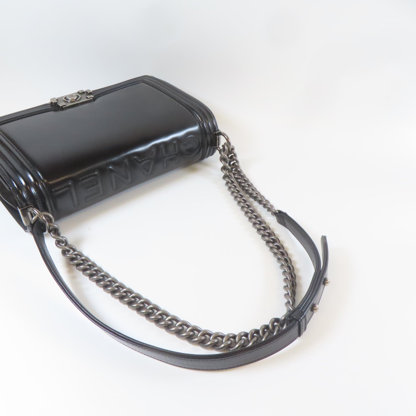 CHANEL 【清倉大減價】牛皮皮革Boy 28cm銀扣鏈帶肩背袋黑色