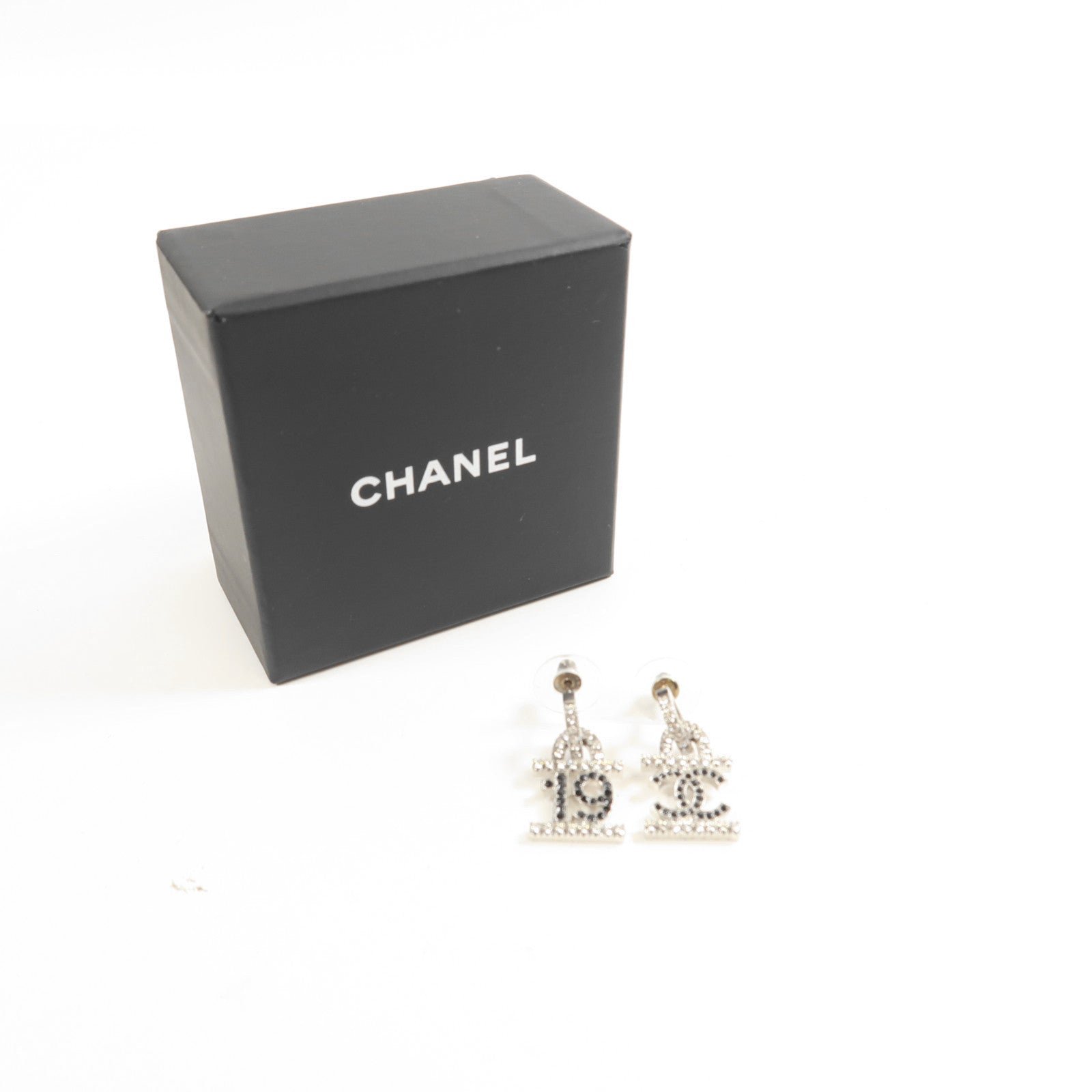 CHANEL (PRICE DOWN) CC Earring Metal Silver/Black