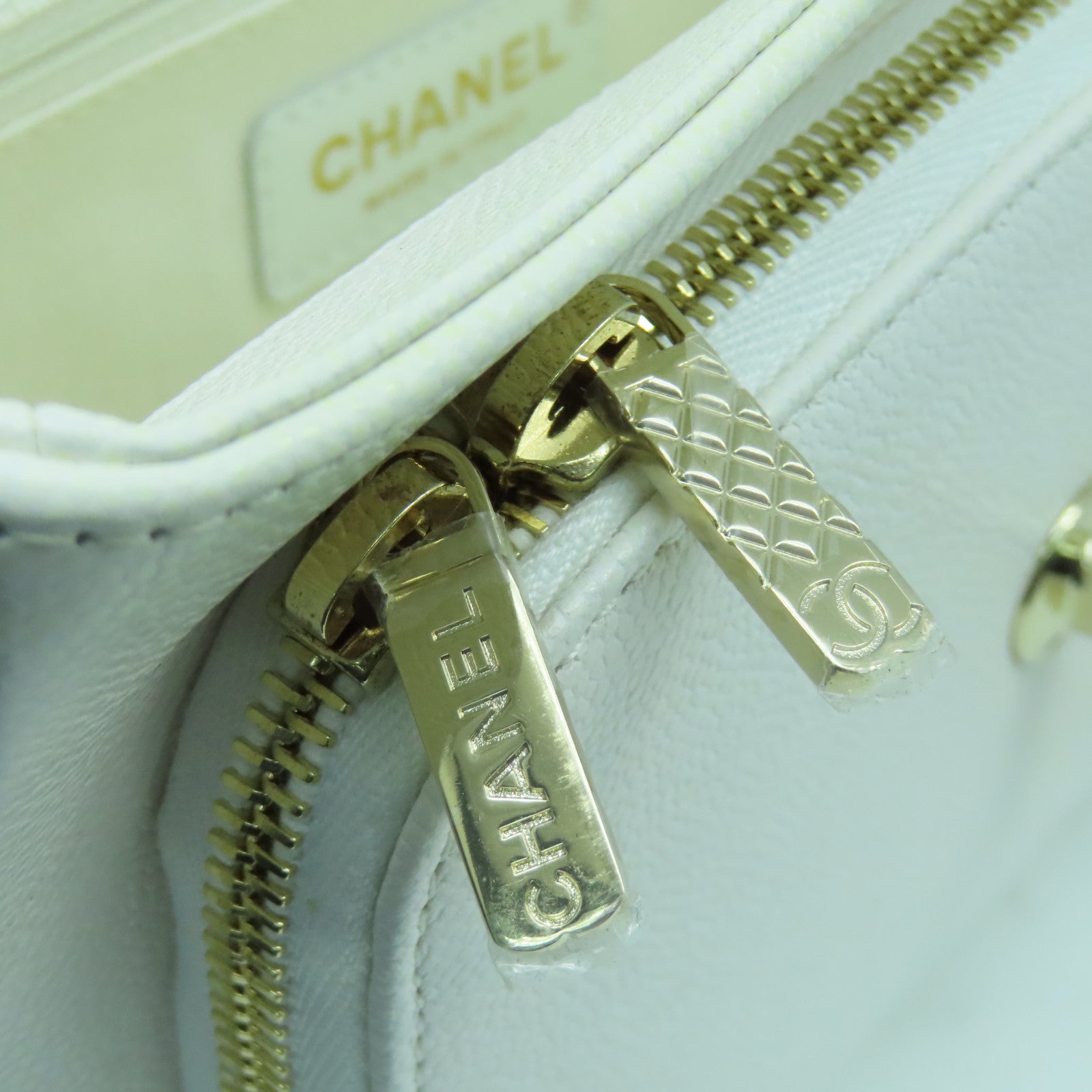 CHANEL 菱格Caviar皮革Business Affinity Bag金扣鏈帶手挽肩背兩用袋白色