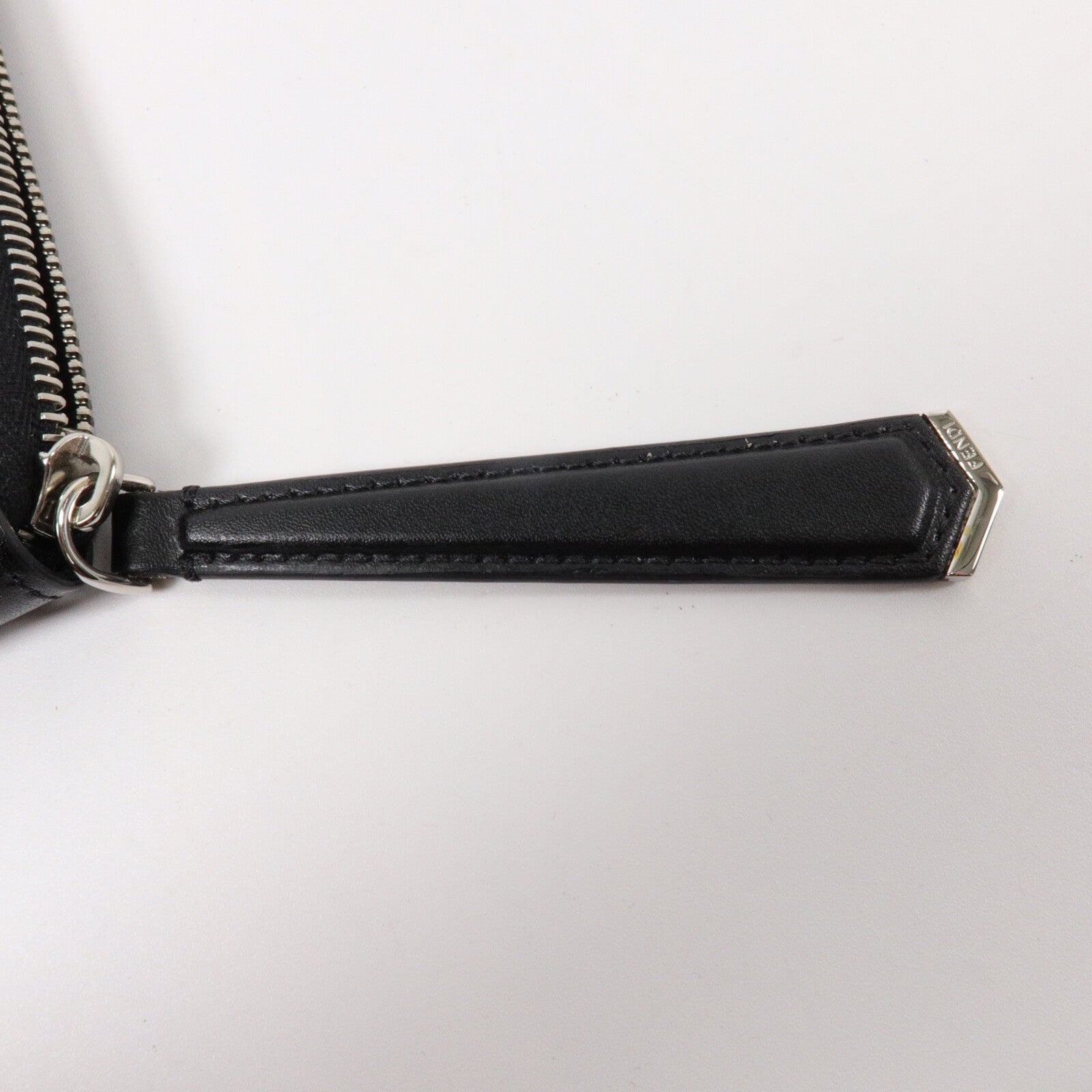 FENDI 牛皮皮革Studded Zip Clutch Bag手提包