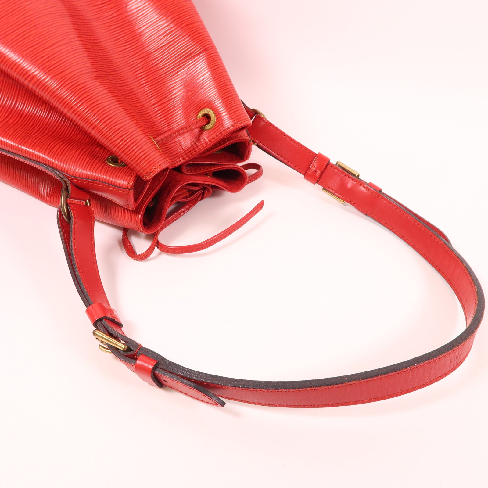 LOUIS VUITTON Epi Petit Noe金扣肩背袋紅色