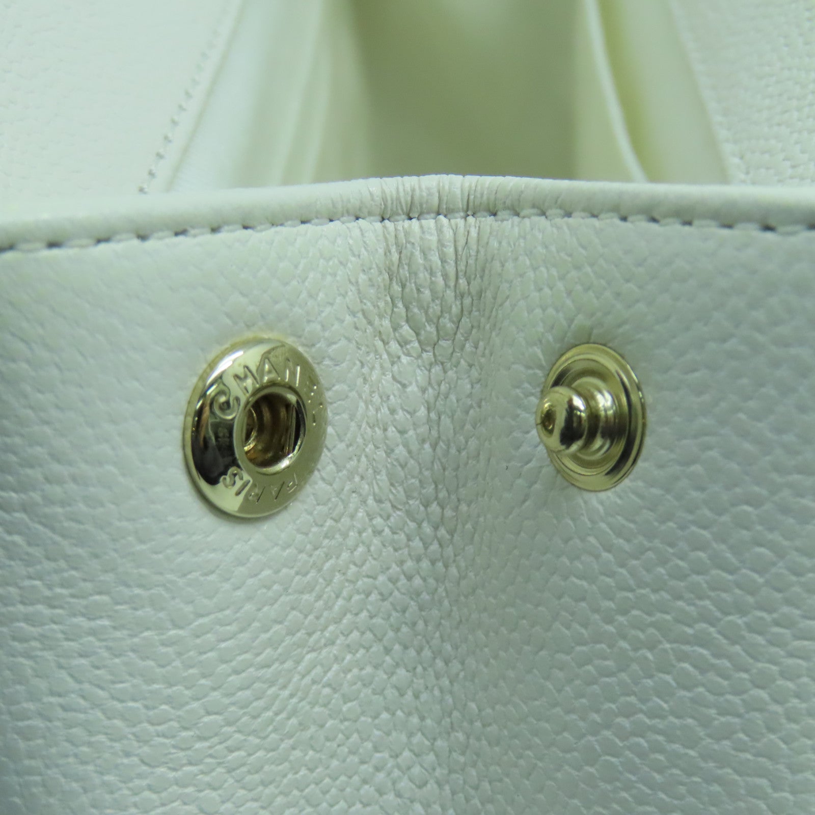CHANEL 菱格Caviar皮革Business Affinity Bag金扣鏈帶手挽肩背兩用袋白色
