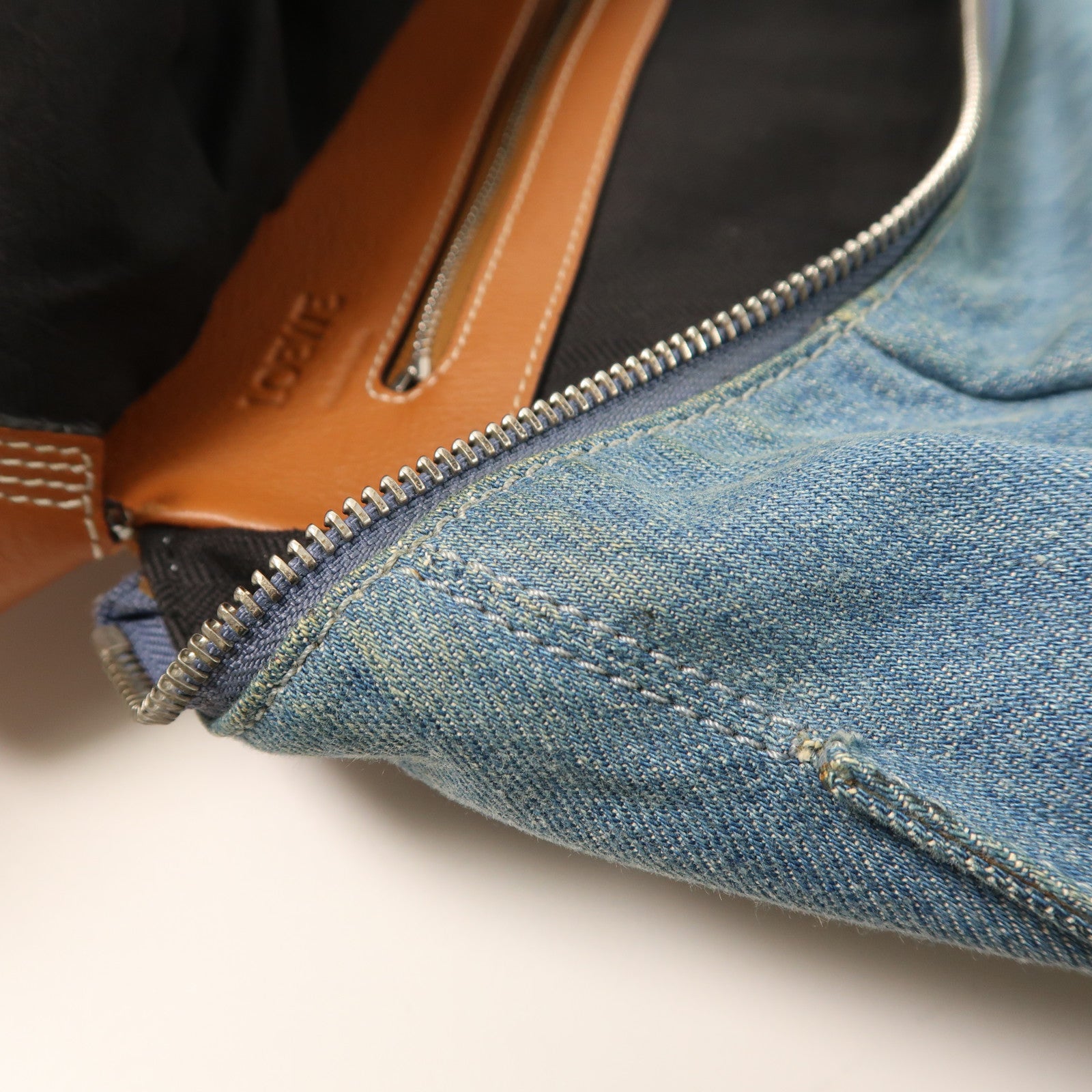 LOEWE 牛仔布/牛皮皮革Rucksack銀扣背包
