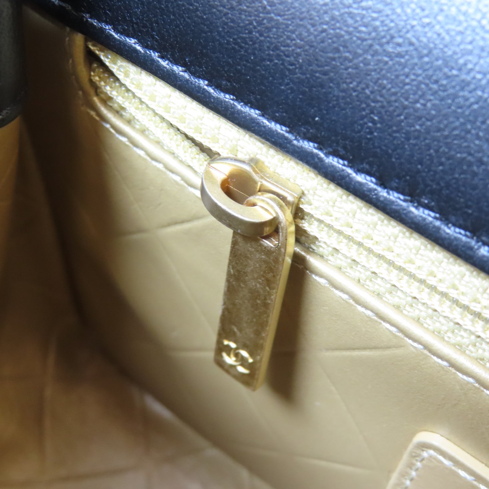 CHANEL 菱格羊皮皮革Pearl Hairpin Badge Chain Shoulder Bag金扣/銀扣鏈帶肩背袋黑色