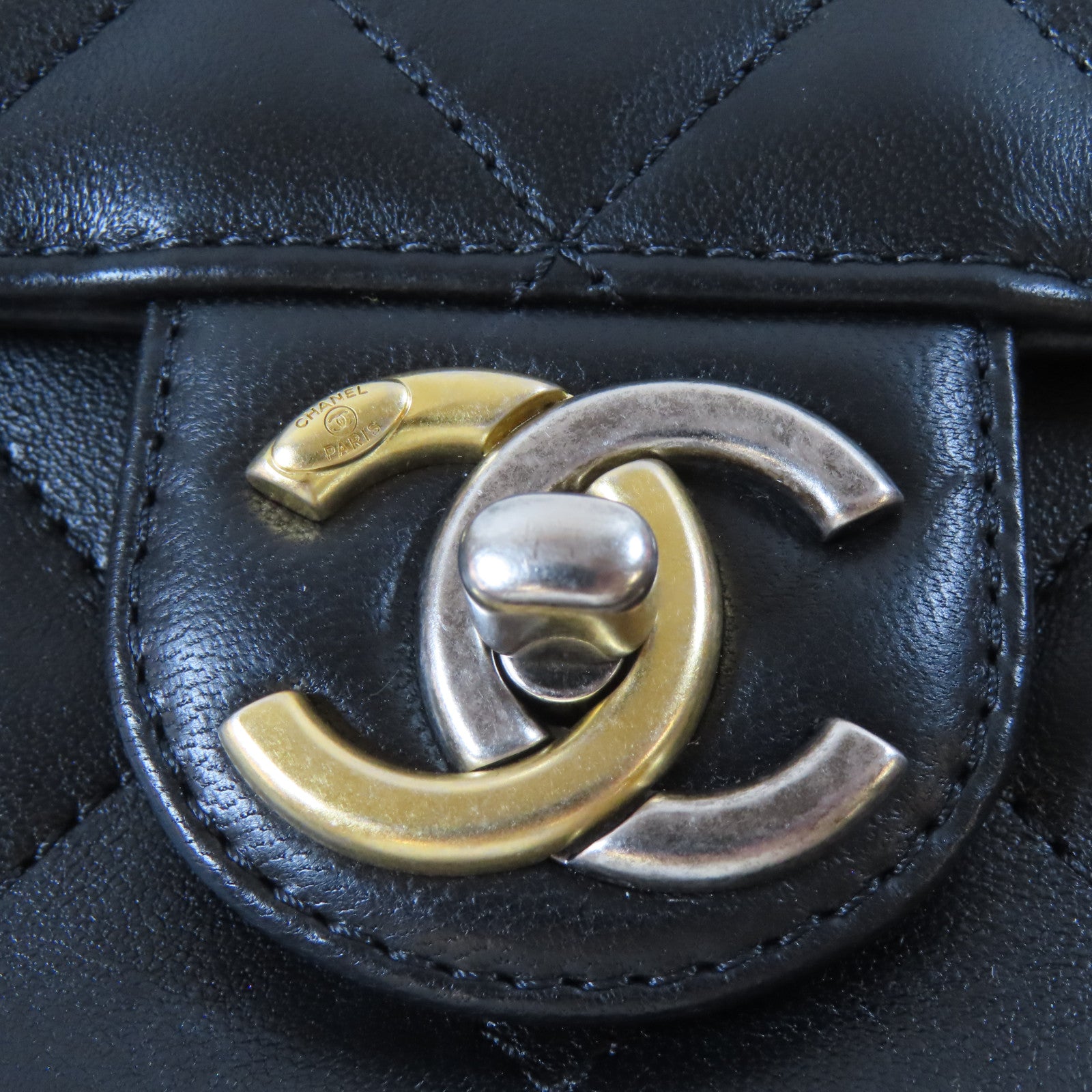 CHANEL 菱格羊皮皮革Pearl Hairpin Badge Chain Shoulder Bag金扣/銀扣鏈帶肩背袋黑色