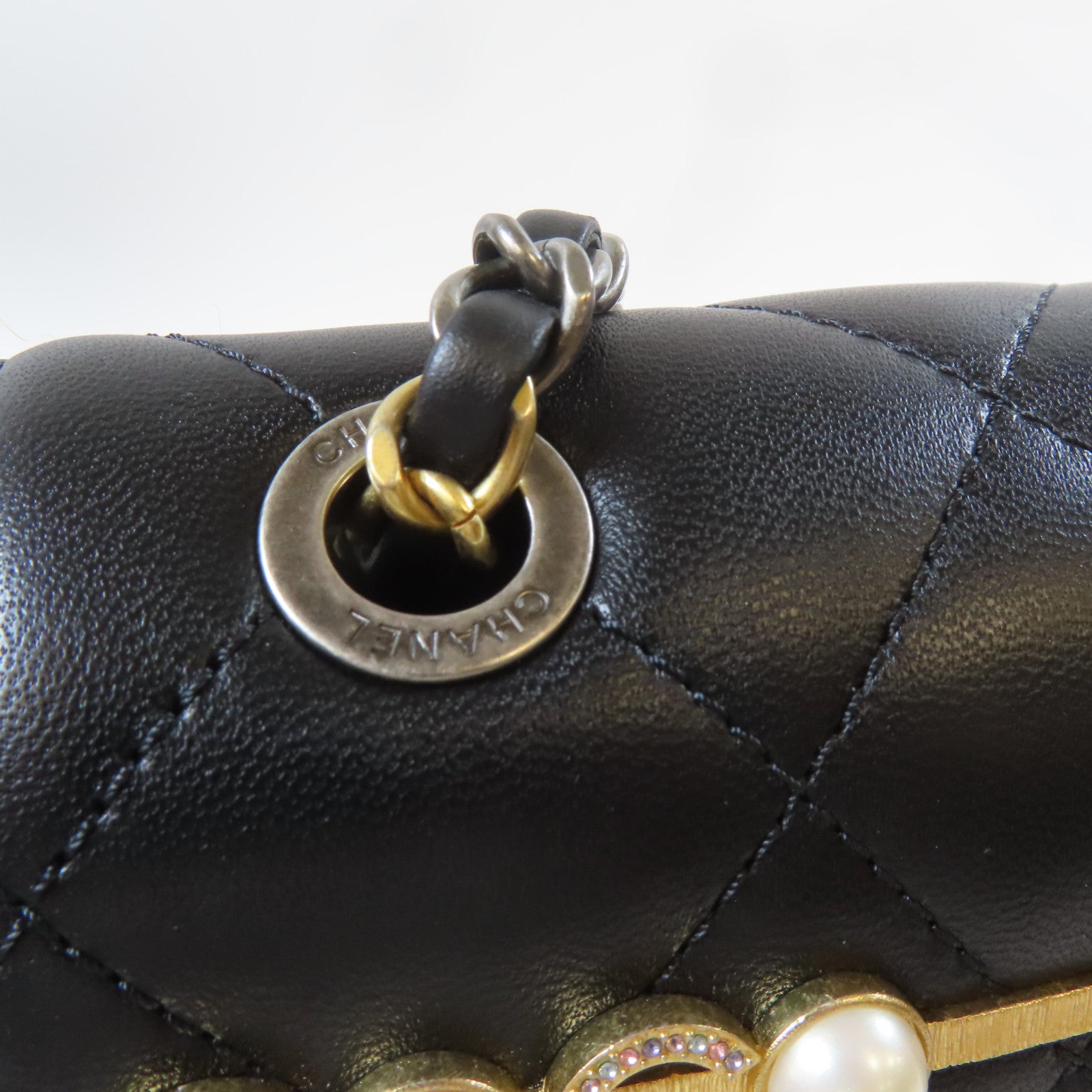 CHANEL 菱格羊皮皮革Pearl Hairpin Badge Chain Shoulder Bag金扣/銀扣鏈帶肩背袋黑色