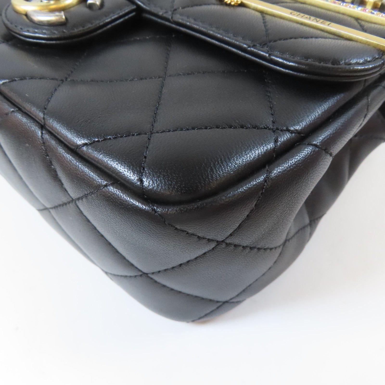 CHANEL 菱格羊皮皮革Pearl Hairpin Badge Chain Shoulder Bag金扣/銀扣鏈帶肩背袋黑色