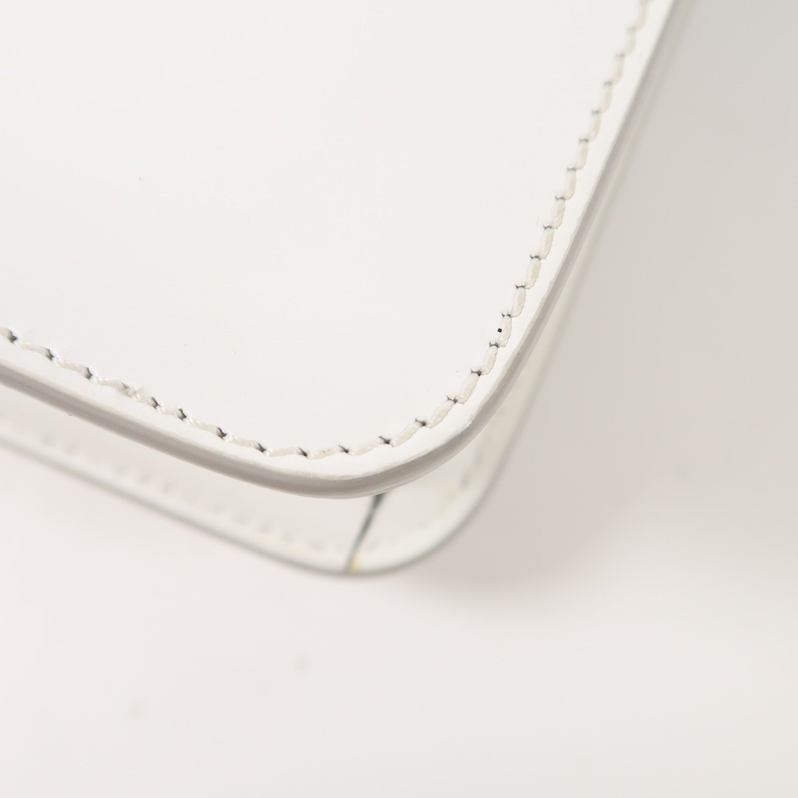 BURBERRY 牛皮皮革Shoulder Bag金扣肩背袋白色