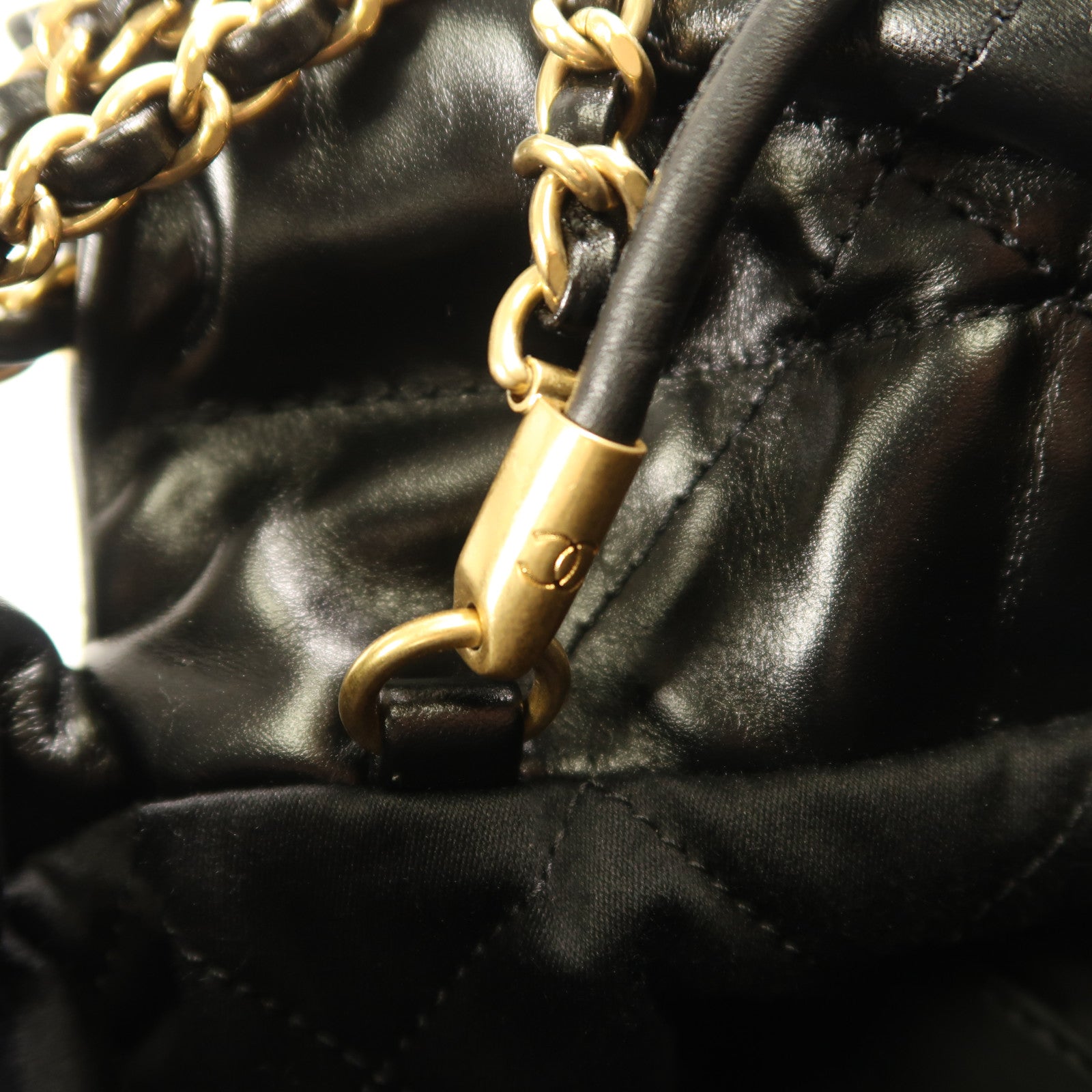 CHANEL 牛皮皮革Mini C22金扣鏈帶手挽肩背兩用袋